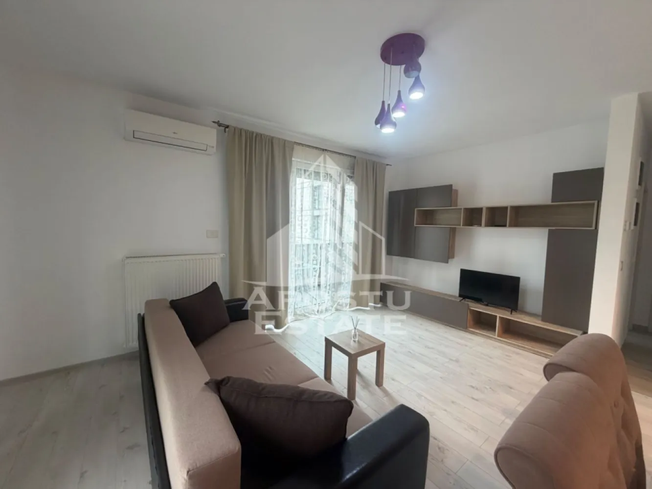 Apartament cu 2 camere de închiriat, Iris , Zona Aradului,Timisoara - Agentia imobiliara APOSTU ESTATE va propune spre inchiriere un apartament cu 2 camere, spatios si luminos, situat in zona Aradului , o zona linistita si bine pozitionata din Timisoara, potrivit pentru cupluri,familii, sau studenti care isi doresc o locuinta unde sa se simta confortabil si cu acces facil catre scoli, statii de autobuz, supermarketuri , magazine de zona, parcuri.

Suprafata utila: 56 mp
Compartimentare eficienta:
-Hol de acces generos
-Bucatarie complet mobilata si utilata, cu loc de luat masa
-Living luminos si spatios
-Dormitor mobilat si utilat
-Baie 
-Balcon mare de 13 mp 

Confort si facilitati:
-Incalzirea apartamentului: centrala proprie 
-Apartamentul este complet mobilat si utilat de către proprietar 
Localizare:
-Timis,Timisoara, zona Aradului – acces facil spre magazine, supermarketul Lidl, scoli, parcuri si mijloace de transport in comun.

Ideal pentru:
-Familii
-Cupluri
-Studenti
Pret chirie lunara: 450 euro 
Programeaza o vizionare pentru a-ti putea imagina viitorul aici!
ID intern: CP3193006