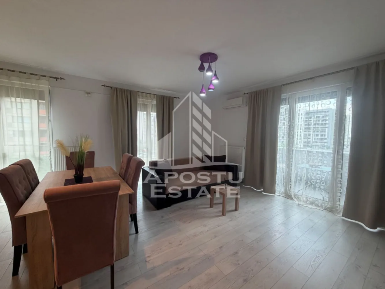 Apartament cu 2 camere de închiriat, Iris , Zona Aradului,Timisoara - Agentia imobiliara APOSTU ESTATE va propune spre inchiriere un apartament cu 2 camere, spatios si luminos, situat in zona Aradului , o zona linistita si bine pozitionata din Timisoara, potrivit pentru cupluri,familii, sau studenti care isi doresc o locuinta unde sa se simta confortabil si cu acces facil catre scoli, statii de autobuz, supermarketuri , magazine de zona, parcuri.

Suprafata utila: 56 mp
Compartimentare eficienta:
-Hol de acces generos
-Bucatarie complet mobilata si utilata, cu loc de luat masa
-Living luminos si spatios
-Dormitor mobilat si utilat
-Baie 
-Balcon mare de 13 mp 

Confort si facilitati:
-Incalzirea apartamentului: centrala proprie 
-Apartamentul este complet mobilat si utilat de către proprietar 
Localizare:
-Timis,Timisoara, zona Aradului – acces facil spre magazine, supermarketul Lidl, scoli, parcuri si mijloace de transport in comun.

Ideal pentru:
-Familii
-Cupluri
-Studenti
Pret chirie lunara: 450 euro 
Programeaza o vizionare pentru a-ti putea imagina viitorul aici!
ID intern: CP3193006