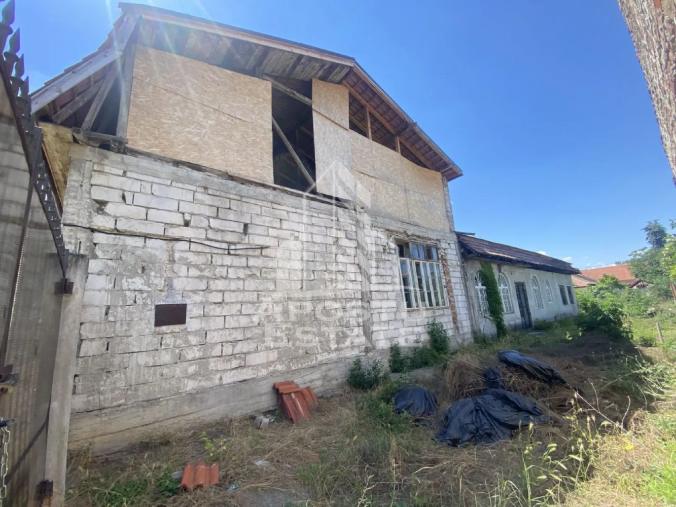 Casa individuala de vanzare Kiriak/Elisabetin - APOSTU ESTATE va propune spre vanzare, in exclusivitate, o casa cu teren, situata convenabil, in zona Kiriac/Elisabetin, la cateva minute de mers pe jos de centrul Timisoarei.

Suprafata terenului este de 650mp, cu front stradal larg, vecinatate excelenta. Casa este din caramida, cu planseu din beton, acoperis in stare relativ buna.

Locuinta este racordata la toate utilitatile. Este necesara renovare completa.

Va invitam la o vizionare chiar astazi.

CP3195425