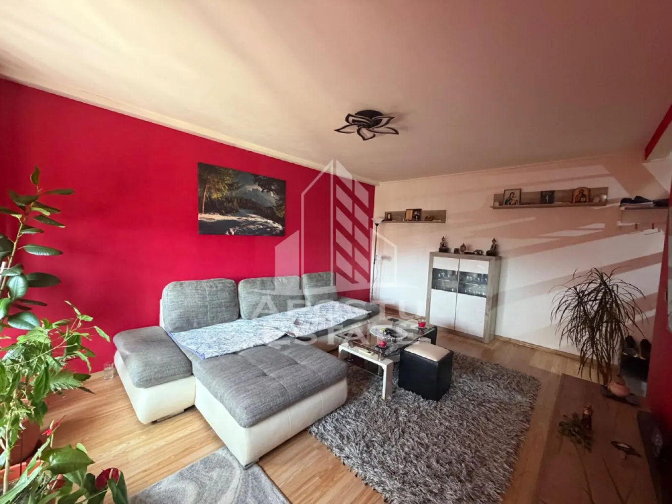 Apartament cu 2 camere de vânzare , Zona Lipovei, Timișoara - Agenţia imobiliara Apostu Estate va propune spre vânzare un apartament nou cu 2 camere ,situat în zona Lipovei ,una dintre cele mai căutate zone din Timisoara . Ideal atât pentru locuinţa proprie , cat si pentru investiţie

 Imobilul este amplasat la etajul 5 , la mansarda construita in 2008 , având o suprafață utilă de 57 mp 
 
 Compartimentare :
Apartament dispus pe două niveluri:
-primul nivel – living cu bucătărie și baie 
-nivelul superior – dormitor

 Apartamentul se vinde complet mobilat , conform pozelor
 
 Beneficii suplimentare :
 - Compartimentare eficientă 
 - Aer condiționat în ambele camere 
 - Zona excelenta pentru locuit sau investiţie
 
 Vecinătăţi :
 -Lidl
 -Iulius Mall 
 -Scoli precum generala nr 7 
 -Mijloace de transport in comun
 
 Pentru mai multe detalii si programarea unei vizionari , va stam cu drag la dispoziţie .
 
 Apartamentul nu se poate achizitiona prin credit bancar . 
 ID INTERN: CP3192886