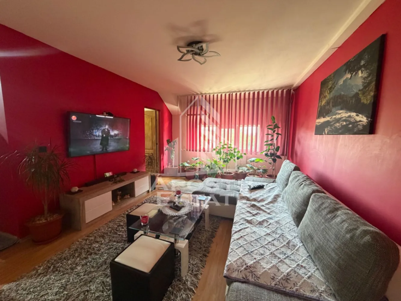 Apartament cu 2 camere de vânzare , Zona Lipovei, Timișoara - Agenţia imobiliara Apostu Estate va propune spre vânzare un apartament nou cu 2 camere ,situat în zona Lipovei ,una dintre cele mai căutate zone din Timisoara . Ideal atât pentru locuinţa proprie , cat si pentru investiţie

 Imobilul este amplasat la etajul 5 , la mansarda construita in 2008 , având o suprafață utilă de 57 mp 
 
 Compartimentare :
Apartament dispus pe două niveluri:
-primul nivel – living cu bucătărie și baie 
-nivelul superior – dormitor

 Apartamentul se vinde complet mobilat , conform pozelor
 
 Beneficii suplimentare :
 - Compartimentare eficientă 
 - Aer condiționat în ambele camere 
 - Zona excelenta pentru locuit sau investiţie
 
 Vecinătăţi :
 -Lidl
 -Iulius Mall 
 -Scoli precum generala nr 7 
 -Mijloace de transport in comun
 
 Pentru mai multe detalii si programarea unei vizionari , va stam cu drag la dispoziţie .
 
 Apartamentul nu se poate achizitiona prin credit bancar . 
 ID INTERN: CP3192886