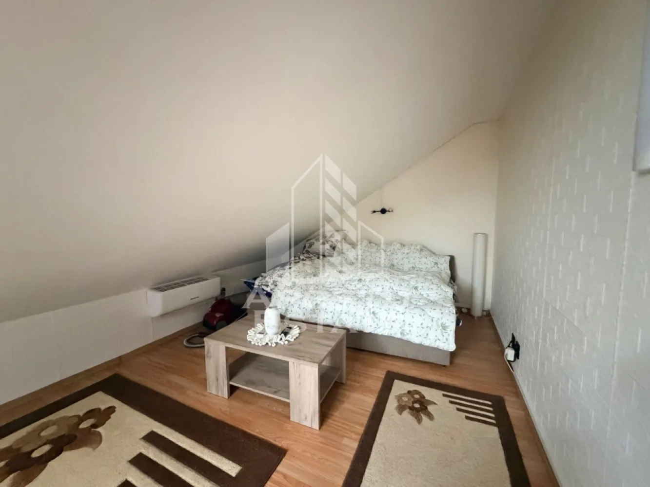 Apartament cu 2 camere de vânzare , Zona Lipovei, Timișoara - Agenţia imobiliara Apostu Estate va propune spre vânzare un apartament nou cu 2 camere ,situat în zona Lipovei ,una dintre cele mai căutate zone din Timisoara . Ideal atât pentru locuinţa proprie , cat si pentru investiţie

 Imobilul este amplasat la etajul 5 , la mansarda construita in 2008 , având o suprafață utilă de 57 mp 
 
 Compartimentare :
Apartament dispus pe două niveluri:
-primul nivel – living cu bucătărie și baie 
-nivelul superior – dormitor

 Apartamentul se vinde complet mobilat , conform pozelor
 
 Beneficii suplimentare :
 - Compartimentare eficientă 
 - Aer condiționat în ambele camere 
 - Zona excelenta pentru locuit sau investiţie
 
 Vecinătăţi :
 -Lidl
 -Iulius Mall 
 -Scoli precum generala nr 7 
 -Mijloace de transport in comun
 
 Pentru mai multe detalii si programarea unei vizionari , va stam cu drag la dispoziţie .
 
 Apartamentul nu se poate achizitiona prin credit bancar . 
 ID INTERN: CP3192886