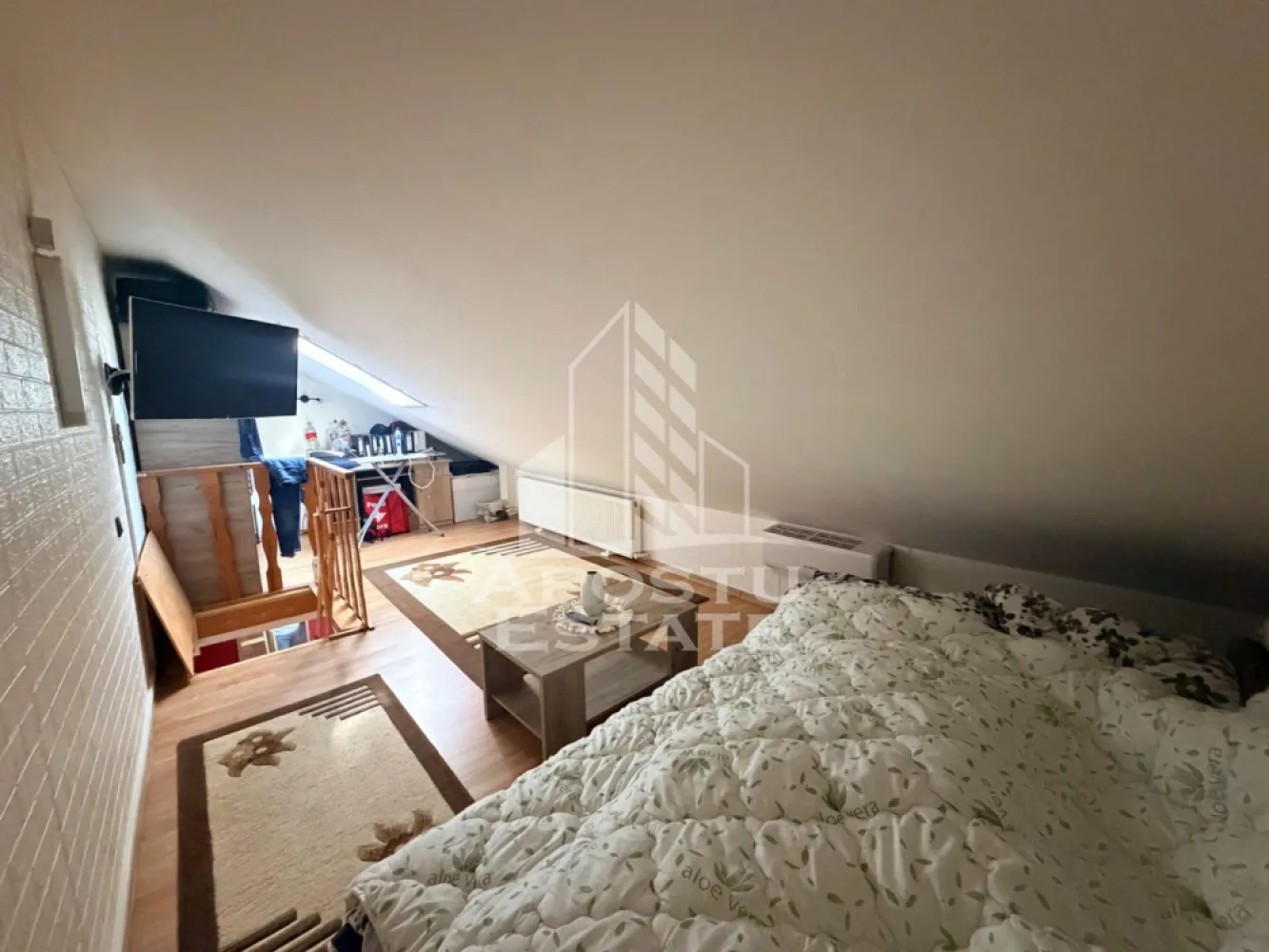 Apartament cu 2 camere de vânzare , Zona Lipovei, Timișoara - Agenţia imobiliara Apostu Estate va propune spre vânzare un apartament nou cu 2 camere ,situat în zona Lipovei ,una dintre cele mai căutate zone din Timisoara . Ideal atât pentru locuinţa proprie , cat si pentru investiţie

 Imobilul este amplasat la etajul 5 , la mansarda construita in 2008 , având o suprafață utilă de 57 mp 
 
 Compartimentare :
Apartament dispus pe două niveluri:
-primul nivel – living cu bucătărie și baie 
-nivelul superior – dormitor

 Apartamentul se vinde complet mobilat , conform pozelor
 
 Beneficii suplimentare :
 - Compartimentare eficientă 
 - Aer condiționat în ambele camere 
 - Zona excelenta pentru locuit sau investiţie
 
 Vecinătăţi :
 -Lidl
 -Iulius Mall 
 -Scoli precum generala nr 7 
 -Mijloace de transport in comun
 
 Pentru mai multe detalii si programarea unei vizionari , va stam cu drag la dispoziţie .
 
 Apartamentul nu se poate achizitiona prin credit bancar . 
 ID INTERN: CP3192886