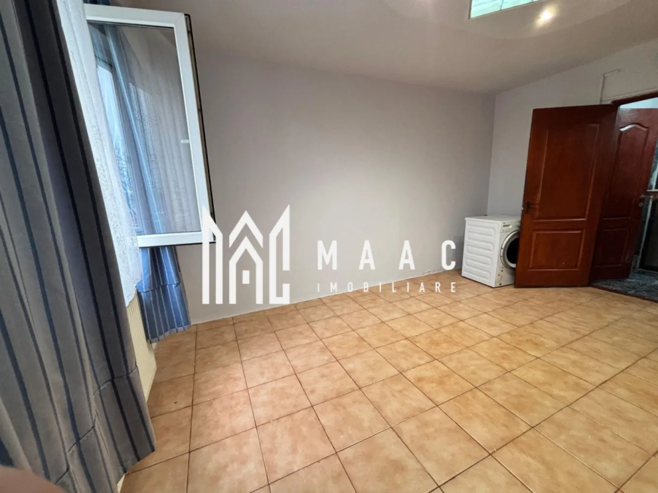 Garsoniera | Parter | 22 MPU | Investitie | Lazaret - MAAC Imobiliare vă propune spre vânzare garsonieră la parter înalt – ideală pentru investiție | Sibiu Garsonieră de vânzare în Sibiu, situată la parter înalt, într-un imobil cu 4 etaje, amplasată într-o zonă cu acces rapid la stație de autobuz, magazine și facilități urbane. Caracteristici principale: Garsonieră cu baie proprie și mini-bucătărie Centrală termică proprie Izolație exterioară Senzor de gaz pentru siguranță Utilități complete: apă, gaz, curent electric, cablu TV Avantaje locație: 1 minut până la stația de autobuz Magazine în apropiere Zonă bine conectată la oraș Acces rapid către puncte de interes Cuvinte cheie relevante: garsonieră Sibiu, garsonieră parter înalt, garsonieră cu centrală proprie, garsonieră de vânzare Sibiu, investiție imobiliară Sibiu, garsonieră aproape de autobuz, garsonieră mobilată Sibiu. Proprietatea este potrivită atât pentru locuire, cât și pentru investiție sigură (închiriere rapidă). Pentru mai multe informații sau pentru a programa o vizionare, nu ezitați să ne contactați, specificand ID: CP2909857 }}