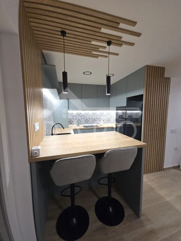 Duplex Panoramica Residence | 110 mp + curte 300 mp | prima închiriere - 🏡 Închiriere duplex premium – Panoramica Residence, Unirii | Prima închiriere | 1.100 €/lună Se oferă spre închiriere casă tip duplex, situată în Târgu Mureș, cartierul Unirii – Panoramica Residence, într-o zonă liniștită, cu priveliște panoramică asupra orașului. Proprietatea este ideală pentru o familie care își dorește confort, intimitate și un standard ridicat de locuire. 💰 Chirie: 1.100 €/lună 🔒 Garanție: echivalentul a 2 luni de chirie 📐 Suprafață utilă: 110 mp 🌳 Curte: 300 mp ✔ prima închiriere ✔ disponibilă imediat Compartimentare: Parter: ✔ living open-space luminos ✔ bucătărie complet utilată ✔ baie cu duș ✔ terasă închisă Etaj: ✔ 2 dormitoare ✔ 1 dressing ✔ baie spațioasă cu cadă freestanding ✔ balcon Dotări și beneficii: ✔ încălzire în pardoseală în toată casa ✔ complet mobilată și utilată modern ✔ electrocasnice complete: mașină de spălat rufe, mașină de spălat vase, frigider, cuptor cu microunde etc. ✔ locuință pregătită pentru mutare imediată ✔ curte proprie – ideală pentru relaxare Avantaje locație: 📍 Panoramica Residence – zonă rezidențială premium 📍 liniște, aer curat și priveliște deosebită 📍 acces rapid către oraș 📍 vecinătăți selecte 💎 O locuință modernă, spațioasă și elegantă, perfectă pentru un stil de viață confortabil. 🤝 Proprietate promovată prin DARO Imobiliare 💳 Te gândești ca în viitor să îți cumperi propria locuință? Prin Kiwi Finance îți ofer: ✔ analiză GRATUITĂ a eligibilității ✔ acces la oferte de la peste 12 bănci ✔ negocierea dobânzii în favoarea ta ✔ suport complet până la semnare 📞 Detalii și vizionări: Coman Maria – DARO Imobiliare & Kiwi Finance 📱 0749 535 729 🔑 DARO Imobiliare – proprietăți premium pentru clienți premium. 💳 Kiwi Finance – obținem creditul pentru a o cumpăra.