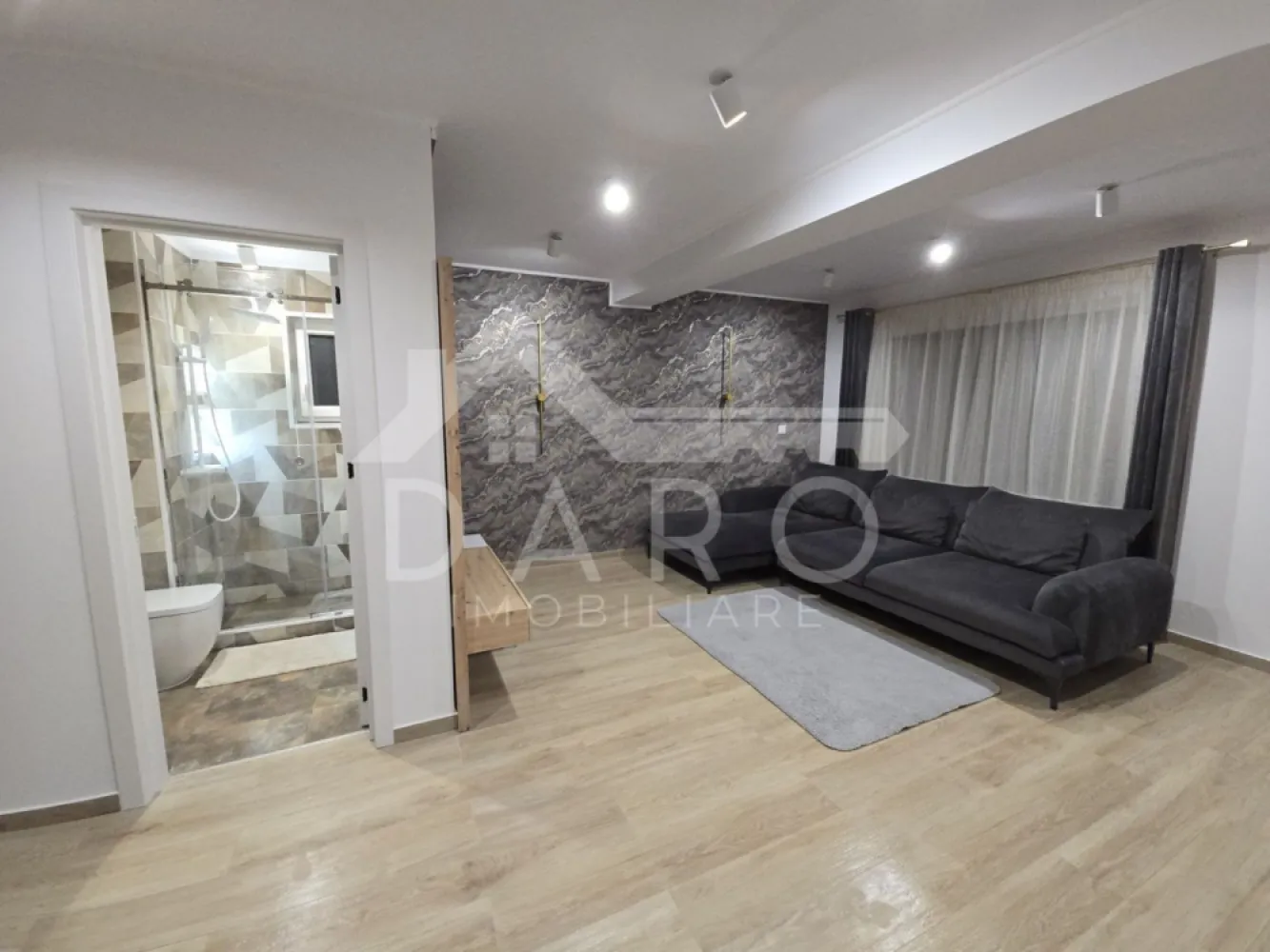 Duplex Panoramica Residence | 110 mp + curte 300 mp | prima închiriere - 🏡 Închiriere duplex premium – Panoramica Residence, Unirii | Prima închiriere | 1.100 €/lună Se oferă spre închiriere casă tip duplex, situată în Târgu Mureș, cartierul Unirii – Panoramica Residence, într-o zonă liniștită, cu priveliște panoramică asupra orașului. Proprietatea este ideală pentru o familie care își dorește confort, intimitate și un standard ridicat de locuire. 💰 Chirie: 1.100 €/lună 🔒 Garanție: echivalentul a 2 luni de chirie 📐 Suprafață utilă: 110 mp 🌳 Curte: 300 mp ✔ prima închiriere ✔ disponibilă imediat Compartimentare: Parter: ✔ living open-space luminos ✔ bucătărie complet utilată ✔ baie cu duș ✔ terasă închisă Etaj: ✔ 2 dormitoare ✔ 1 dressing ✔ baie spațioasă cu cadă freestanding ✔ balcon Dotări și beneficii: ✔ încălzire în pardoseală în toată casa ✔ complet mobilată și utilată modern ✔ electrocasnice complete: mașină de spălat rufe, mașină de spălat vase, frigider, cuptor cu microunde etc. ✔ locuință pregătită pentru mutare imediată ✔ curte proprie – ideală pentru relaxare Avantaje locație: 📍 Panoramica Residence – zonă rezidențială premium 📍 liniște, aer curat și priveliște deosebită 📍 acces rapid către oraș 📍 vecinătăți selecte 💎 O locuință modernă, spațioasă și elegantă, perfectă pentru un stil de viață confortabil. 🤝 Proprietate promovată prin DARO Imobiliare 💳 Te gândești ca în viitor să îți cumperi propria locuință? Prin Kiwi Finance îți ofer: ✔ analiză GRATUITĂ a eligibilității ✔ acces la oferte de la peste 12 bănci ✔ negocierea dobânzii în favoarea ta ✔ suport complet până la semnare 📞 Detalii și vizionări: Coman Maria – DARO Imobiliare & Kiwi Finance 📱 0749 535 729 🔑 DARO Imobiliare – proprietăți premium pentru clienți premium. 💳 Kiwi Finance – obținem creditul pentru a o cumpăra. }}
