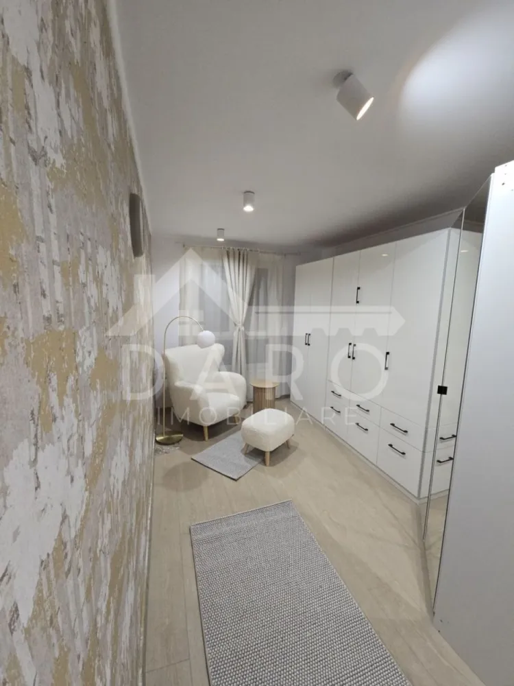 Duplex Panoramica Residence | 110 mp + curte 300 mp | prima închiriere - 🏡 Închiriere duplex premium – Panoramica Residence, Unirii | Prima închiriere | 1.100 €/lună Se oferă spre închiriere casă tip duplex, situată în Târgu Mureș, cartierul Unirii – Panoramica Residence, într-o zonă liniștită, cu priveliște panoramică asupra orașului. Proprietatea este ideală pentru o familie care își dorește confort, intimitate și un standard ridicat de locuire. 💰 Chirie: 1.100 €/lună 🔒 Garanție: echivalentul a 2 luni de chirie 📐 Suprafață utilă: 110 mp 🌳 Curte: 300 mp ✔ prima închiriere ✔ disponibilă imediat Compartimentare: Parter: ✔ living open-space luminos ✔ bucătărie complet utilată ✔ baie cu duș ✔ terasă închisă Etaj: ✔ 2 dormitoare ✔ 1 dressing ✔ baie spațioasă cu cadă freestanding ✔ balcon Dotări și beneficii: ✔ încălzire în pardoseală în toată casa ✔ complet mobilată și utilată modern ✔ electrocasnice complete: mașină de spălat rufe, mașină de spălat vase, frigider, cuptor cu microunde etc. ✔ locuință pregătită pentru mutare imediată ✔ curte proprie – ideală pentru relaxare Avantaje locație: 📍 Panoramica Residence – zonă rezidențială premium 📍 liniște, aer curat și priveliște deosebită 📍 acces rapid către oraș 📍 vecinătăți selecte 💎 O locuință modernă, spațioasă și elegantă, perfectă pentru un stil de viață confortabil. 🤝 Proprietate promovată prin DARO Imobiliare 💳 Te gândești ca în viitor să îți cumperi propria locuință? Prin Kiwi Finance îți ofer: ✔ analiză GRATUITĂ a eligibilității ✔ acces la oferte de la peste 12 bănci ✔ negocierea dobânzii în favoarea ta ✔ suport complet până la semnare 📞 Detalii și vizionări: Coman Maria – DARO Imobiliare & Kiwi Finance 📱 0749 535 729 🔑 DARO Imobiliare – proprietăți premium pentru clienți premium. 💳 Kiwi Finance – obținem creditul pentru a o cumpăra. }}