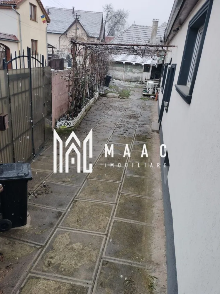 Casă individualăI I 80 mp utili I Teren 280 mp I Săliște-Sibiu - MAAC Imobiliare va propune spre vânzare casă individuală, complet renovată recent, situată ultracentral în Săliște – Sibiu, la doar 2 minute de centru, pe o stradă liniștită, ferită de traficul principal. Proprietatea îmbină perfect confortul modern cu intimitatea și eficiența energetică ridicată, fiind ideală pentru locuire permanentă sau casă de vacanță. 🏠 Compartimentare Living luminos 3 camere Bucătărie 2 băi Cameră tehnică 2 holuri Pivniță cu 2 încăperi Garaj Anexe pentru depozitare 🔨 Renovare & finisaje Casa a fost renovată complet recent: Instalații electrice și sanitare noi Uși și ferestre schimbate Construcție din cărămidă mare tip Porotherm Gresie și faianță premium (bucătărie, băi, holuri) Parchet în camere și living Finisaje moderne, durabile și ușor de întreținut 📐 Detalii proprietate Suprafață teren: 280 mp Suprafață casă: 80 mp utili Pivniță: 40 mp (2 încăperi) Grădină: aprox. 100 mp Garaj + anexe gospodărești 🌿 Exterior & curte Curte cimentată – întreținere minimă Aproximativ 100 mp grădină Curte acoperită de viță de vie matură 🌱 Microclimat natural plăcut vara Umbră, răcoare și intimitate Spațiu ideal pentru relaxare și petrecerea timpului liber ⚡ Dotări PREMIUM – diferențiator major Panouri fotovoltaice – 3,7 kW Pompă de căldură Costuri foarte mici de întreținere Eficiență energetică ridicată Confort termic pe tot parcursul anului Sistem de încălzire mixt: Calorifere Încălzire în pardoseală (băi, living, bucătărie) 📍 Localizare Situată în cea mai bună zonă din Săliștea Sibiului: Ultracentral 2 minute de centru Stradă liniștită Ideală pentru liniște, intimitate și confort 📞 Pentru mai multe detalii si programarea unei vizionari va rugam sa specificati ID: CP2898250. }}