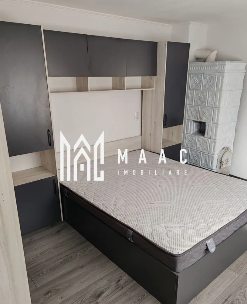 Casă individualăI I 80 mp utili I Teren 280 mp I Săliște-Sibiu - MAAC Imobiliare va propune spre vânzare casă individuală, complet renovată recent, situată ultracentral în Săliște – Sibiu, la doar 2 minute de centru, pe o stradă liniștită, ferită de traficul principal. Proprietatea îmbină perfect confortul modern cu intimitatea și eficiența energetică ridicată, fiind ideală pentru locuire permanentă sau casă de vacanță. 🏠 Compartimentare Living luminos 3 camere Bucătărie 2 băi Cameră tehnică 2 holuri Pivniță cu 2 încăperi Garaj Anexe pentru depozitare 🔨 Renovare & finisaje Casa a fost renovată complet recent: Instalații electrice și sanitare noi Uși și ferestre schimbate Construcție din cărămidă mare tip Porotherm Gresie și faianță premium (bucătărie, băi, holuri) Parchet în camere și living Finisaje moderne, durabile și ușor de întreținut 📐 Detalii proprietate Suprafață teren: 280 mp Suprafață casă: 80 mp utili Pivniță: 40 mp (2 încăperi) Grădină: aprox. 100 mp Garaj + anexe gospodărești 🌿 Exterior & curte Curte cimentată – întreținere minimă Aproximativ 100 mp grădină Curte acoperită de viță de vie matură 🌱 Microclimat natural plăcut vara Umbră, răcoare și intimitate Spațiu ideal pentru relaxare și petrecerea timpului liber ⚡ Dotări PREMIUM – diferențiator major Panouri fotovoltaice – 3,7 kW Pompă de căldură Costuri foarte mici de întreținere Eficiență energetică ridicată Confort termic pe tot parcursul anului Sistem de încălzire mixt: Calorifere Încălzire în pardoseală (băi, living, bucătărie) 📍 Localizare Situată în cea mai bună zonă din Săliștea Sibiului: Ultracentral 2 minute de centru Stradă liniștită Ideală pentru liniște, intimitate și confort 📞 Pentru mai multe detalii si programarea unei vizionari va rugam sa specificati ID: CP2898250. }}