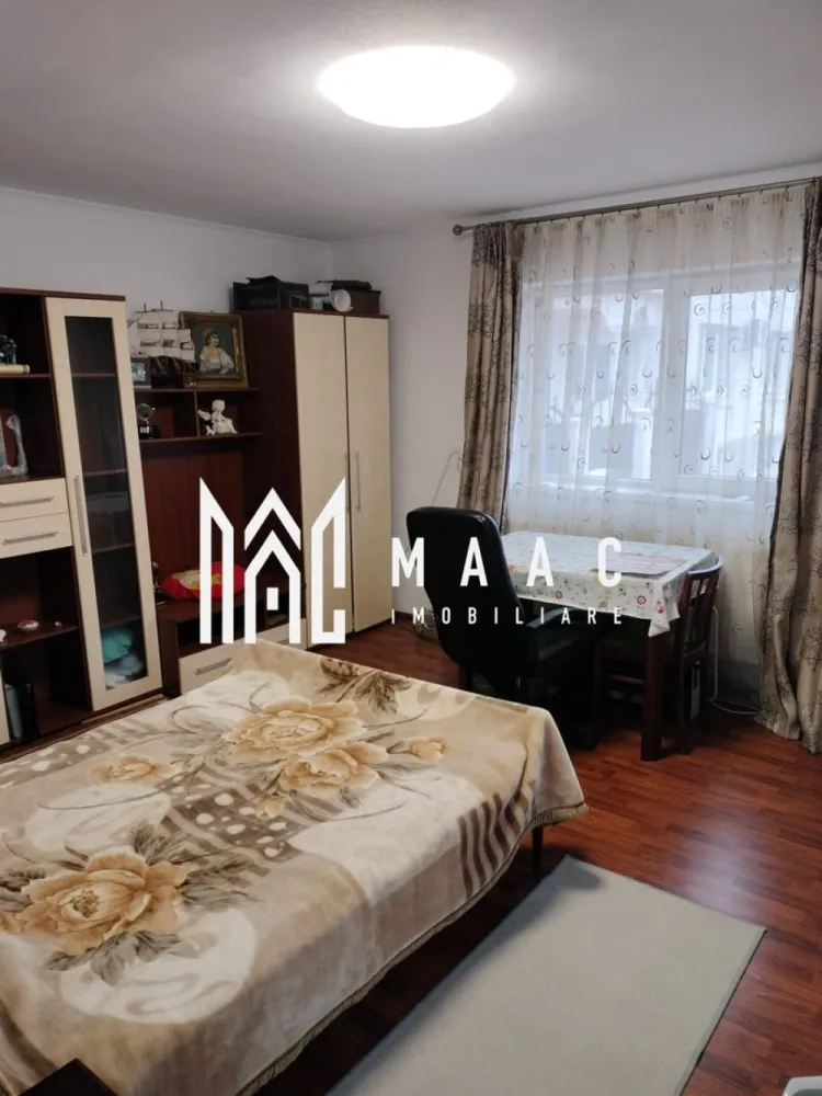 Casă individualăI I 80 mp utili I Teren 280 mp I Săliște-Sibiu - MAAC Imobiliare va propune spre vânzare casă individuală, complet renovată recent, situată ultracentral în Săliște – Sibiu, la doar 2 minute de centru, pe o stradă liniștită, ferită de traficul principal. Proprietatea îmbină perfect confortul modern cu intimitatea și eficiența energetică ridicată, fiind ideală pentru locuire permanentă sau casă de vacanță. 🏠 Compartimentare Living luminos 3 camere Bucătărie 2 băi Cameră tehnică 2 holuri Pivniță cu 2 încăperi Garaj Anexe pentru depozitare 🔨 Renovare & finisaje Casa a fost renovată complet recent: Instalații electrice și sanitare noi Uși și ferestre schimbate Construcție din cărămidă mare tip Porotherm Gresie și faianță premium (bucătărie, băi, holuri) Parchet în camere și living Finisaje moderne, durabile și ușor de întreținut 📐 Detalii proprietate Suprafață teren: 280 mp Suprafață casă: 80 mp utili Pivniță: 40 mp (2 încăperi) Grădină: aprox. 100 mp Garaj + anexe gospodărești 🌿 Exterior & curte Curte cimentată – întreținere minimă Aproximativ 100 mp grădină Curte acoperită de viță de vie matură 🌱 Microclimat natural plăcut vara Umbră, răcoare și intimitate Spațiu ideal pentru relaxare și petrecerea timpului liber ⚡ Dotări PREMIUM – diferențiator major Panouri fotovoltaice – 3,7 kW Pompă de căldură Costuri foarte mici de întreținere Eficiență energetică ridicată Confort termic pe tot parcursul anului Sistem de încălzire mixt: Calorifere Încălzire în pardoseală (băi, living, bucătărie) 📍 Localizare Situată în cea mai bună zonă din Săliștea Sibiului: Ultracentral 2 minute de centru Stradă liniștită Ideală pentru liniște, intimitate și confort 📞 Pentru mai multe detalii si programarea unei vizionari va rugam sa specificati ID: CP2898250. }}