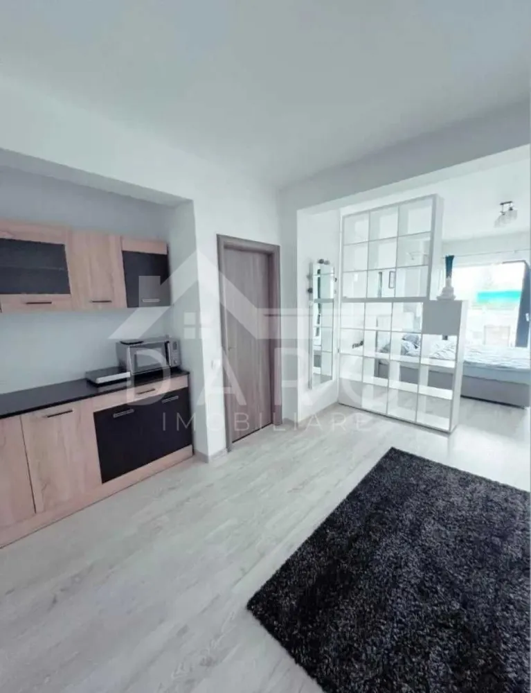 Apartament 1 cameră de vânzare - 🏡 Garsonieră de vânzare – Bloc nou | Etaj 1 | 45 mp | 110.000 € Se oferă spre vânzare apartament cu 1 cameră, situat la etajul 1, într-un bloc nou, modern, dotat cu lift și sistem de supraveghere video. Proprietatea beneficiază de priveliște panoramică asupra orașului și este ideală atât pentru locuit, cât și pentru investiție. 💰 Preț: 110.000 € 📐 Suprafață utilă: 45 mp ✔ bloc modern, bine întreținut ✔ acces facil – etaj intermediar Caracteristici: ✔ apartamentul se predă nemobilat, oferind libertate totală de amenajare ✔ posibilitate de configurare: studio open-space sau bucătărie separată ✔ foarte luminos, cu spații generoase Dotări: ✔ aer condiționat modern ✔ centrală termică proprie Bosch ✔ interfon smart cu touchscreen ✔ izolație fonică și termică de calitate – confort pe tot parcursul anului ✔ supraveghere video 24/7 Avantaje locație: 📍 restaurant Bear King la parter 📍 benzinărie MOL non-stop la câțiva pași 📍 stație de autobuz chiar în fața blocului 📍 centru oraș – aproximativ 5 minute cu mașina 📍 la 5 minute de mers pe jos: KFC, Kaufland, Merkur, Deichmann, Flanco 📍 zonă foarte căutată, ideală pentru locuire, birou sau regim hotelier 💎 O oportunitate excelentă pentru investiție sau pentru cei care își doresc un spațiu modern, într-o zonă cu acces rapid la toate facilitățile. 🤝 Proprietate promovată prin DARO Imobiliare 💳 Pentru achiziție, prin Kiwi Finance beneficiezi de: ✔ analiză GRATUITĂ a eligibilității ✔ acces la oferte de la peste 12 bănci ✔ negocierea dobânzii în favoarea ta ✔ suport complet până la semnarea contractului 📞 Detalii și vizionări: Coman Maria – DARO Imobiliare & Kiwi Finance 📱 0749 535 729 🔑 DARO Imobiliare – găsim proprietatea potrivită. 💳 Kiwi Finance – obținem creditul pentru a o cumpăra. }}