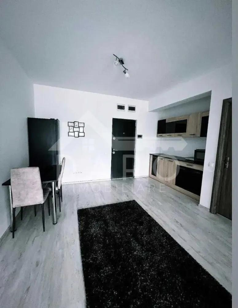 Apartament 1 cameră de vânzare - 🏡 Garsonieră de vânzare – Bloc nou | Etaj 1 | 45 mp | 110.000 € Se oferă spre vânzare apartament cu 1 cameră, situat la etajul 1, într-un bloc nou, modern, dotat cu lift și sistem de supraveghere video. Proprietatea beneficiază de priveliște panoramică asupra orașului și este ideală atât pentru locuit, cât și pentru investiție. 💰 Preț: 110.000 € 📐 Suprafață utilă: 45 mp ✔ bloc modern, bine întreținut ✔ acces facil – etaj intermediar Caracteristici: ✔ apartamentul se predă nemobilat, oferind libertate totală de amenajare ✔ posibilitate de configurare: studio open-space sau bucătărie separată ✔ foarte luminos, cu spații generoase Dotări: ✔ aer condiționat modern ✔ centrală termică proprie Bosch ✔ interfon smart cu touchscreen ✔ izolație fonică și termică de calitate – confort pe tot parcursul anului ✔ supraveghere video 24/7 Avantaje locație: 📍 restaurant Bear King la parter 📍 benzinărie MOL non-stop la câțiva pași 📍 stație de autobuz chiar în fața blocului 📍 centru oraș – aproximativ 5 minute cu mașina 📍 la 5 minute de mers pe jos: KFC, Kaufland, Merkur, Deichmann, Flanco 📍 zonă foarte căutată, ideală pentru locuire, birou sau regim hotelier 💎 O oportunitate excelentă pentru investiție sau pentru cei care își doresc un spațiu modern, într-o zonă cu acces rapid la toate facilitățile. 🤝 Proprietate promovată prin DARO Imobiliare 💳 Pentru achiziție, prin Kiwi Finance beneficiezi de: ✔ analiză GRATUITĂ a eligibilității ✔ acces la oferte de la peste 12 bănci ✔ negocierea dobânzii în favoarea ta ✔ suport complet până la semnarea contractului 📞 Detalii și vizionări: Coman Maria – DARO Imobiliare & Kiwi Finance 📱 0749 535 729 🔑 DARO Imobiliare – găsim proprietatea potrivită. 💳 Kiwi Finance – obținem creditul pentru a o cumpăra. }}