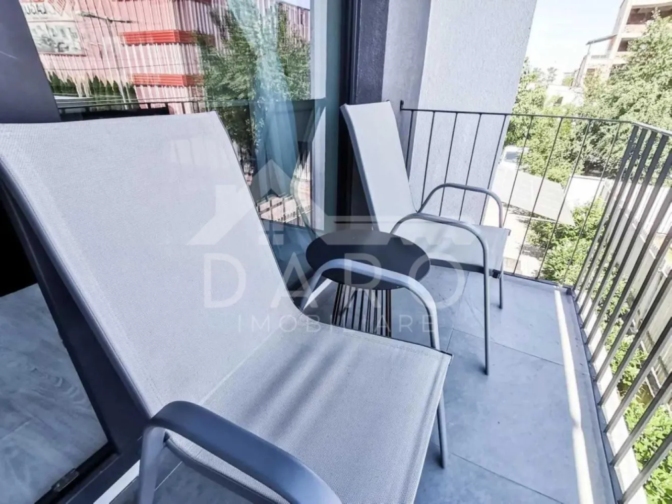 Apartament 1 cameră de vânzare - 🏡 Garsonieră de vânzare – Bloc nou | Etaj 1 | 45 mp | 110.000 € Se oferă spre vânzare apartament cu 1 cameră, situat la etajul 1, într-un bloc nou, modern, dotat cu lift și sistem de supraveghere video. Proprietatea beneficiază de priveliște panoramică asupra orașului și este ideală atât pentru locuit, cât și pentru investiție. 💰 Preț: 110.000 € 📐 Suprafață utilă: 45 mp ✔ bloc modern, bine întreținut ✔ acces facil – etaj intermediar Caracteristici: ✔ apartamentul se predă nemobilat, oferind libertate totală de amenajare ✔ posibilitate de configurare: studio open-space sau bucătărie separată ✔ foarte luminos, cu spații generoase Dotări: ✔ aer condiționat modern ✔ centrală termică proprie Bosch ✔ interfon smart cu touchscreen ✔ izolație fonică și termică de calitate – confort pe tot parcursul anului ✔ supraveghere video 24/7 Avantaje locație: 📍 restaurant Bear King la parter 📍 benzinărie MOL non-stop la câțiva pași 📍 stație de autobuz chiar în fața blocului 📍 centru oraș – aproximativ 5 minute cu mașina 📍 la 5 minute de mers pe jos: KFC, Kaufland, Merkur, Deichmann, Flanco 📍 zonă foarte căutată, ideală pentru locuire, birou sau regim hotelier 💎 O oportunitate excelentă pentru investiție sau pentru cei care își doresc un spațiu modern, într-o zonă cu acces rapid la toate facilitățile. 🤝 Proprietate promovată prin DARO Imobiliare 💳 Pentru achiziție, prin Kiwi Finance beneficiezi de: ✔ analiză GRATUITĂ a eligibilității ✔ acces la oferte de la peste 12 bănci ✔ negocierea dobânzii în favoarea ta ✔ suport complet până la semnarea contractului 📞 Detalii și vizionări: Coman Maria – DARO Imobiliare & Kiwi Finance 📱 0749 535 729 🔑 DARO Imobiliare – găsim proprietatea potrivită. 💳 Kiwi Finance – obținem creditul pentru a o cumpăra. }}