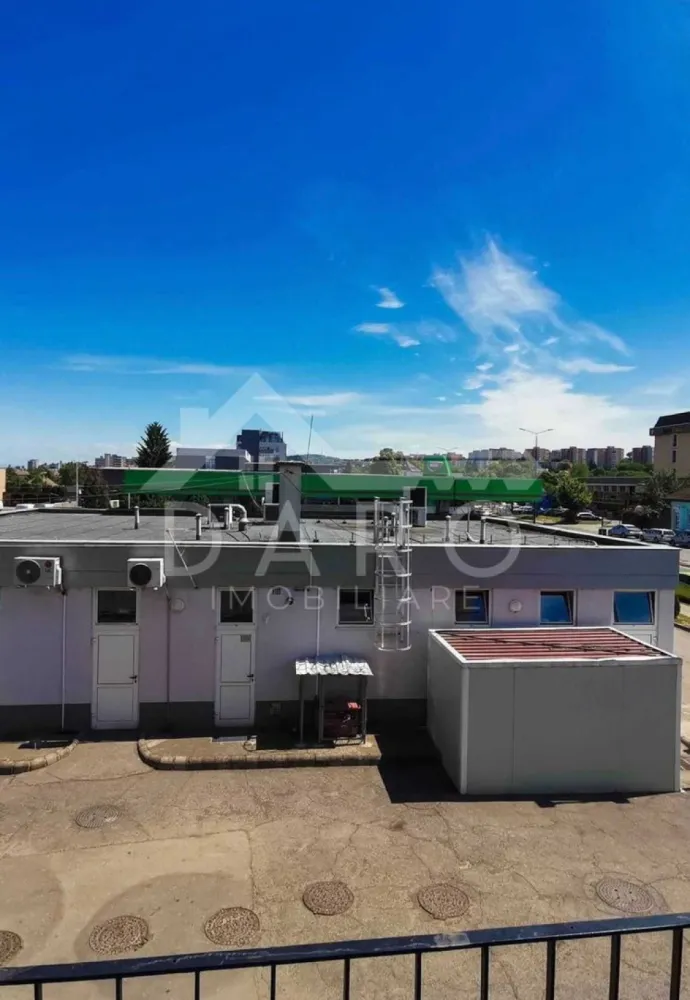 Apartament 1 cameră de vânzare - 🏡 Garsonieră de vânzare – Bloc nou | Etaj 1 | 45 mp | 110.000 € Se oferă spre vânzare apartament cu 1 cameră, situat la etajul 1, într-un bloc nou, modern, dotat cu lift și sistem de supraveghere video. Proprietatea beneficiază de priveliște panoramică asupra orașului și este ideală atât pentru locuit, cât și pentru investiție. 💰 Preț: 110.000 € 📐 Suprafață utilă: 45 mp ✔ bloc modern, bine întreținut ✔ acces facil – etaj intermediar Caracteristici: ✔ apartamentul se predă nemobilat, oferind libertate totală de amenajare ✔ posibilitate de configurare: studio open-space sau bucătărie separată ✔ foarte luminos, cu spații generoase Dotări: ✔ aer condiționat modern ✔ centrală termică proprie Bosch ✔ interfon smart cu touchscreen ✔ izolație fonică și termică de calitate – confort pe tot parcursul anului ✔ supraveghere video 24/7 Avantaje locație: 📍 restaurant Bear King la parter 📍 benzinărie MOL non-stop la câțiva pași 📍 stație de autobuz chiar în fața blocului 📍 centru oraș – aproximativ 5 minute cu mașina 📍 la 5 minute de mers pe jos: KFC, Kaufland, Merkur, Deichmann, Flanco 📍 zonă foarte căutată, ideală pentru locuire, birou sau regim hotelier 💎 O oportunitate excelentă pentru investiție sau pentru cei care își doresc un spațiu modern, într-o zonă cu acces rapid la toate facilitățile. 🤝 Proprietate promovată prin DARO Imobiliare 💳 Pentru achiziție, prin Kiwi Finance beneficiezi de: ✔ analiză GRATUITĂ a eligibilității ✔ acces la oferte de la peste 12 bănci ✔ negocierea dobânzii în favoarea ta ✔ suport complet până la semnarea contractului 📞 Detalii și vizionări: Coman Maria – DARO Imobiliare & Kiwi Finance 📱 0749 535 729 🔑 DARO Imobiliare – găsim proprietatea potrivită. 💳 Kiwi Finance – obținem creditul pentru a o cumpăra. }}