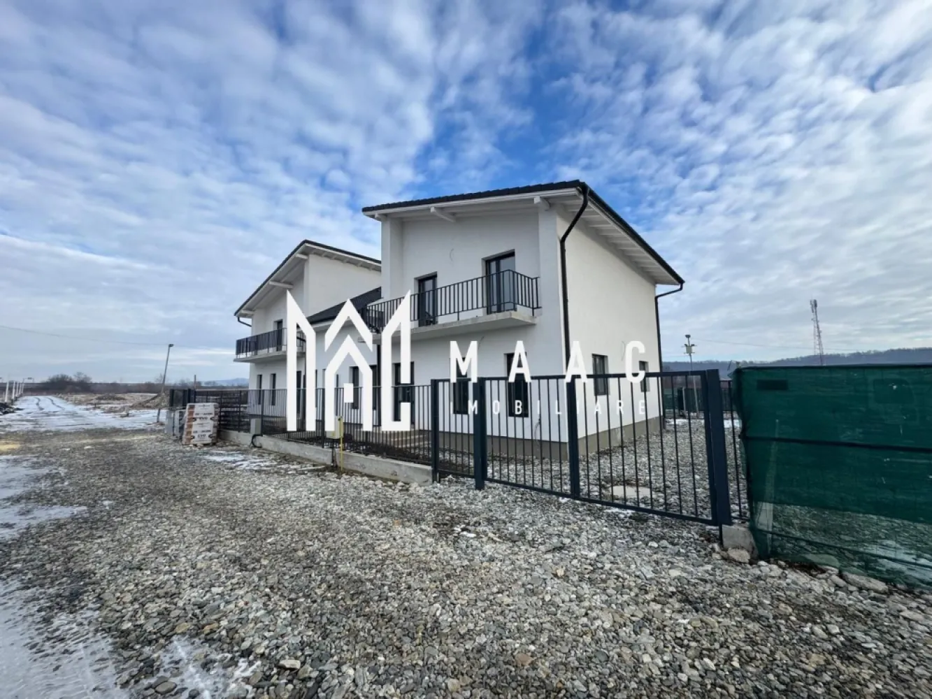 Duplex | 147 MPU | Curte 191 MP | Șelimbăr-Mohu | Central - MAAC Imobiliare vă oferă spre vânzare un duplex modern, o proprietate ideală pentru cei care își doresc calitate, liniște, spațiu și acces rapid către Sibiu,cu lumină pe tot parcursul zilei, având orientarea sud -vestică. Duplexul este situat în satul Mohu (Șelimbăr), la doar câteva minute de oraș, fiind legat de celelalte unități într-un ansamblu rezidențial nou în continuă dezvoltare. Suprafețe: - Suprafață utilă: 147 mp - Curte liberă: 191 mp - 2 Balcoane: 14 mp - Loc de parcare în curte Compartimentare: Parter: - Living generos - Dormitor - Bucătărie cu zonă de luat masa și o cămară - Hol - Scară interioară cu spațiu de depozitare dedesupt -baie Etaj: - 2 dormitoare cu acces pe balcon - Spațiu de depozitare (birou / dressing / multifuncțional)27 mp - Hol cu pod și acces pe balcon -Baie Caracteristici tehnice: - Izolație exterioară cu vată bazaltică de 10 cm - Tâmplărie cu 3 foi de sticlă(tripan) - Construcție modernă, eficientă energetic Stadiu de predare: - Exterior: la cheie - Interior: la alb Se poate preda și la cheie în funcție de preferințe.Drumul v-a fi pavat,iar accesul se v-a face prin barieră cu cameră video. Proprietatea este potrivită atât pentru locuință permanentă, cât și pentru investiție. Pentru programarea unei vizionări sau mai multe detalii tehnice, nu ezitați să ne contactați și specificați ID: CP2930027(codul proprietății)