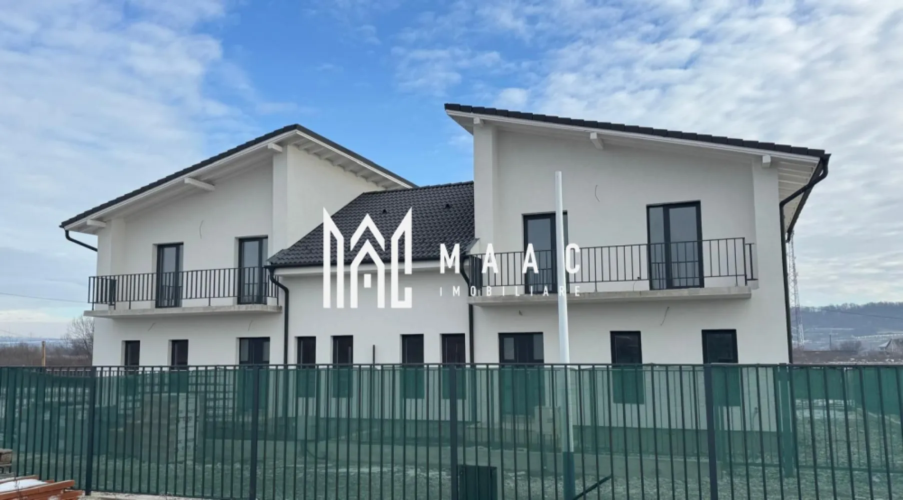 Duplex | 147 MPU | Curte 191 MP | Șelimbăr-Mohu | Central - MAAC Imobiliare vă oferă spre vânzare un duplex modern, o proprietate ideală pentru cei care își doresc calitate, liniște, spațiu și acces rapid către Sibiu,cu lumină pe tot parcursul zilei, având orientarea sud -vestică. Duplexul este situat în satul Mohu (Șelimbăr), la doar câteva minute de oraș, fiind legat de celelalte unități într-un ansamblu rezidențial nou în continuă dezvoltare. Suprafețe: - Suprafață utilă: 147 mp - Curte liberă: 191 mp - 2 Balcoane: 14 mp - Loc de parcare în curte Compartimentare: Parter: - Living generos - Dormitor - Bucătărie cu zonă de luat masa și o cămară - Hol - Scară interioară cu spațiu de depozitare dedesupt -baie Etaj: - 2 dormitoare cu acces pe balcon - Spațiu de depozitare (birou / dressing / multifuncțional)27 mp - Hol cu pod și acces pe balcon -Baie Caracteristici tehnice: - Izolație exterioară cu vată bazaltică de 10 cm - Tâmplărie cu 3 foi de sticlă(tripan) - Construcție modernă, eficientă energetic Stadiu de predare: - Exterior: la cheie - Interior: la alb Se poate preda și la cheie în funcție de preferințe.Drumul v-a fi pavat,iar accesul se v-a face prin barieră cu cameră video. Proprietatea este potrivită atât pentru locuință permanentă, cât și pentru investiție. Pentru programarea unei vizionări sau mai multe detalii tehnice, nu ezitați să ne contactați și specificați ID: CP2930027(codul proprietății) }}