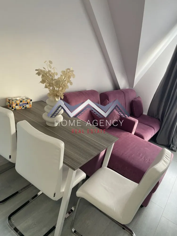 Apartament 3 camere Otopeni - Vă propunem, spre închirere, un apartament cu 3 camere, complet mobilat și utilat, situat la etajul 4/4, într-un bloc nou, cu lift, din Otopeni, cu acces facil către magazine (Lidl și Mega Image la 1 minut de mers pe jos, Penny în proximitate), restaurante, farmacii, stație de autobuz la nici 2 minute de mers pe jos, terenuri de tenis, benzinărie, Aeroport, DN1 etc. Apartamentul este foarte luminos, foarte spațios și foarte bine compartimentat, având un living și un hol foarte generos, o bucătărie închisă, două dormitoare (unul cu acces spre balcon) și două băi (o baie cu cadă și un WC de serviciu). Beneficiază de 1 loc de parcare și de multiple spații de depozitare. Programează-te acum pentru o vizionare! Dacă aveți o proprietate de vânzare/închiriere sau sunteți interesați de o proprietate aflată în portofoliul agenției noastre, vă rugăm să ne contactați la numărul de telefon din anunț sau pe adresa de email contact@homeagency.ro.