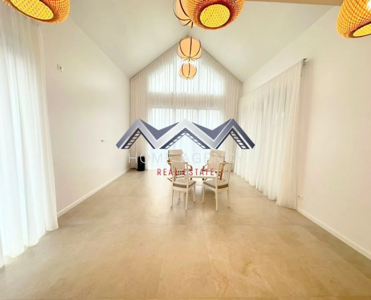 Casă premium pe parter Otopeni - Vă propunem, spre închiriere, o casă pe parter deosebit de elegantă, situată în Otopeni, într-un cadru rezidențial liniștit. Proprietatea face parte dintr-un duplex nou și se află la doar câteva minute de Aeroportul Internațional Henri Coandă, oferind acces facil spre București, dar și confortul unei zone aerisite. Casa este impecabil realizată, gândită exclusiv pe parter, cu 125 mp utili și o curte generoasă, fiind pregătită să devină un cămin rafinat pentru viitorii săi locatari. Locuința impresionează prin spațiile sale luminoase și bine compartimentate. Living-ul foarte generos se deschide către o bucătărie modernă open space, care beneficiază de un acces discret spre camera tehnică, gândită pentru a păstra ordinea fără efort. Întregul spațiu de zi comunică direct cu grădina, oferind un flux natural între interior și exterior și beneficiază de o atmosferă ideală pentru relaxare sau socializare. Dormitorul matrimonial este un adevărat refugiu, cu baie proprie dotată cu cadă și acces direct spre terasă, iar dormitorul secundar, luminos și primitor, are ieșire spre curte și este deservit de o baie modernă cu duș walk-in. Fiecare detaliu din casă transmite rafinament și calitate. Confortul este completat de încălzirea prin pardoseală și de multiplele spații de depozitare, inclusiv pod - un spațiu suplimentar de depozitare în suprafață de peste 50 mp utili extrem de util pentru orice familie. La cerere, proprietatea poate fi mobilată, parțial sau total, în funcție de preferințele viitorului chiriaș (preț diferit). Disponibilă imediat, această casă reprezintă alegerea ideală pentru cei care caută o locuință elegantă, nouă - la prima închiriere și foarte bine organizată, într-o zonă liniștită, dar cu acces rapid către oraș și Aeroport. Confortul, liniștea și designul modern se îmbină într-un mod cu adevărat deosebit, oferind noilor locatari o experiență de viață premium. Programează acum o vizionare!