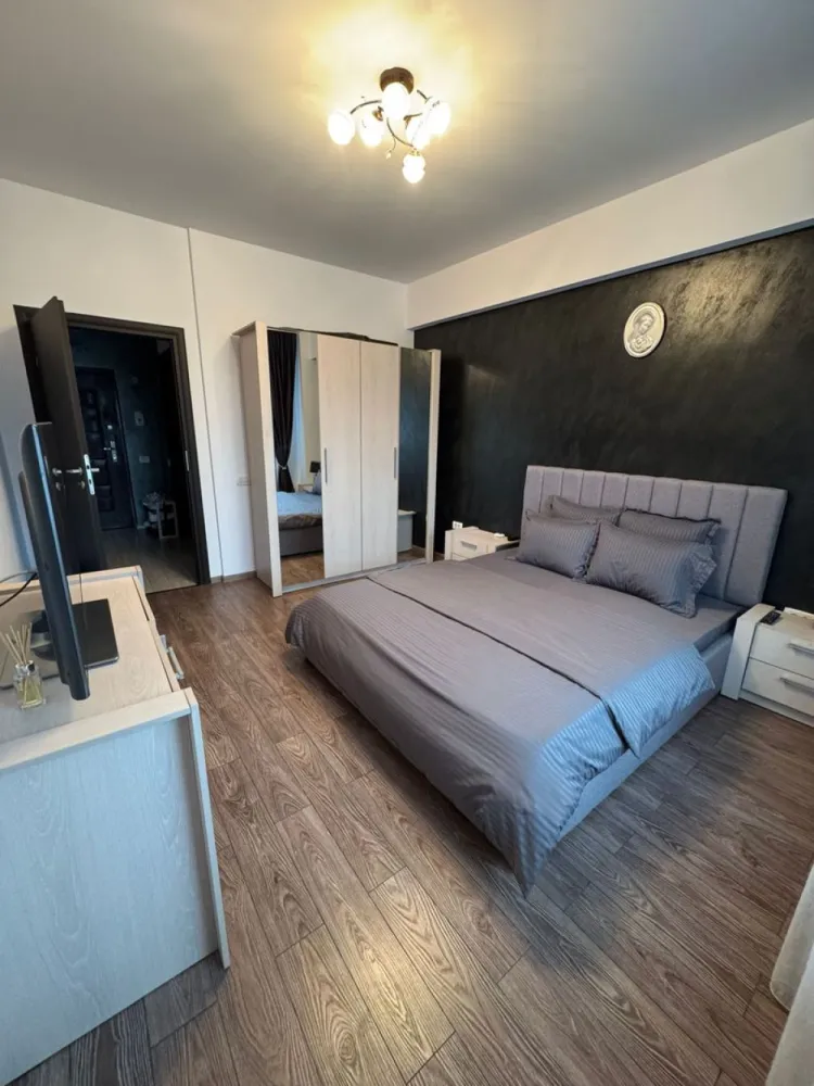 Apartament 2 Camere Militari Residence – Str. Rezervelor 54 - Apartament cu 2 camere situat in Militari Residence, pe strada Rezervelor nr.54, in blocul 1, vedere stradala, langa Tratoria Roz Caffe. Proprietatea se afla la etajul 2 din 7, intr-un bloc prevazut cu 2 lifturi si se vinde mobilata, exact cum se vede in poze. Apartamentul are o suprafata totala de 55.14 mp, compartimentata astfel: living cu bucatarie open space de 26.31 mp, dormitor de 15 mp, baie de 5 mp si balcon deschis de 5 mp. Este dotat cu centrala proprie si aer conditionat. In apropiere se gasesc centre comerciale precum Auchan La Strada, Mega Image, Lidl si Penny, dar si unitati de invatamant (Scoala Petru Rares, gradinite de stat si particulare). Accesul la mijloacele de transport in comun este facil, RATB avand statie chiar langa bloc. }}