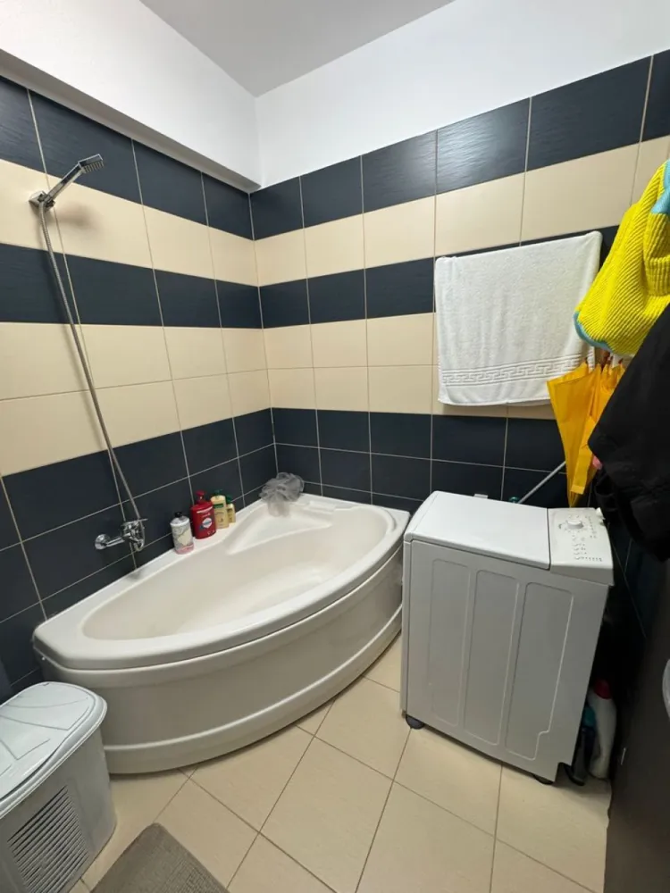 Apartament 2 Camere Militari Residence – Str. Rezervelor 54 - Apartament cu 2 camere situat in Militari Residence, pe strada Rezervelor nr.54, in blocul 1, vedere stradala, langa Tratoria Roz Caffe. Proprietatea se afla la etajul 2 din 7, intr-un bloc prevazut cu 2 lifturi si se vinde mobilata, exact cum se vede in poze. Apartamentul are o suprafata totala de 55.14 mp, compartimentata astfel: living cu bucatarie open space de 26.31 mp, dormitor de 15 mp, baie de 5 mp si balcon deschis de 5 mp. Este dotat cu centrala proprie si aer conditionat. In apropiere se gasesc centre comerciale precum Auchan La Strada, Mega Image, Lidl si Penny, dar si unitati de invatamant (Scoala Petru Rares, gradinite de stat si particulare). Accesul la mijloacele de transport in comun este facil, RATB avand statie chiar langa bloc. }}