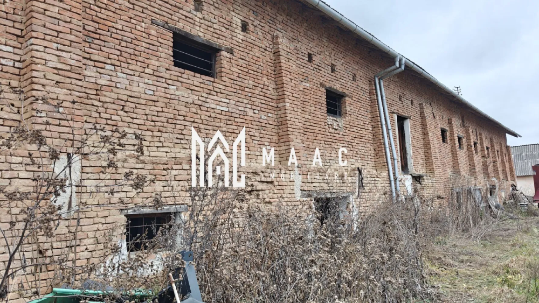 Teren intravilan I 5400 mp I Hale I Acces utilaje I Chirpăr - MAAC Imobiliare promovează spre vânzare un teren intravilan situat în raza localității Chirpăr, județul Sibiu. Caracteristici teren: - Suprafață totală: 5.431 mp - Destinație: intravilan curți-construcții - Front stradal: 50 m liniari - Acces auto și TIR pe 2 căi - Fostă fermă de animale / depozit agricol Construcții existente: - Depozit de 416 mp, cu fundație și structură întărită, acoperiș în stare bună, fără compartimentări, plus subsol de aceeași suprafață, uscat și utilizabil - Depozit de 690 mp, dezafectat (există doar fundația și amprenta zidurilor) Avantaje investiționale: - Suprafață generoasă, cu acces facil pentru vehicule de mare tonaj - Construcții existente ce pot fi adaptate pentru activități industriale sau comerciale - Posibilitate de reconversie și dezvoltare în funcție de necesități - Zonă cu tradiție agricolă și industrială – în vecinătate există depozite și hale utilizate pentru agricultură și creșterea animalelor Această proprietate reprezintă o oportunitate reală de investiție, ideală pentru dezvoltarea unor activități industriale, logistice sau economice, cu potențial de creștere pe termen lung. Pentru mai multe detalii contactați echipa MAAC Imobiliare specificând ID CP2853212. }}