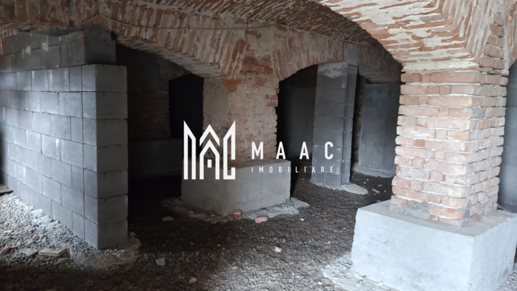 Teren intravilan I 5400 mp I Hale I Acces utilaje I Chirpăr - MAAC Imobiliare promovează spre vânzare un teren intravilan situat în raza localității Chirpăr, județul Sibiu. Caracteristici teren: - Suprafață totală: 5.431 mp - Destinație: intravilan curți-construcții - Front stradal: 50 m liniari - Acces auto și TIR pe 2 căi - Fostă fermă de animale / depozit agricol Construcții existente: - Depozit de 416 mp, cu fundație și structură întărită, acoperiș în stare bună, fără compartimentări, plus subsol de aceeași suprafață, uscat și utilizabil - Depozit de 690 mp, dezafectat (există doar fundația și amprenta zidurilor) Avantaje investiționale: - Suprafață generoasă, cu acces facil pentru vehicule de mare tonaj - Construcții existente ce pot fi adaptate pentru activități industriale sau comerciale - Posibilitate de reconversie și dezvoltare în funcție de necesități - Zonă cu tradiție agricolă și industrială – în vecinătate există depozite și hale utilizate pentru agricultură și creșterea animalelor Această proprietate reprezintă o oportunitate reală de investiție, ideală pentru dezvoltarea unor activități industriale, logistice sau economice, cu potențial de creștere pe termen lung. Pentru mai multe detalii contactați echipa MAAC Imobiliare specificând ID CP2853212. }}