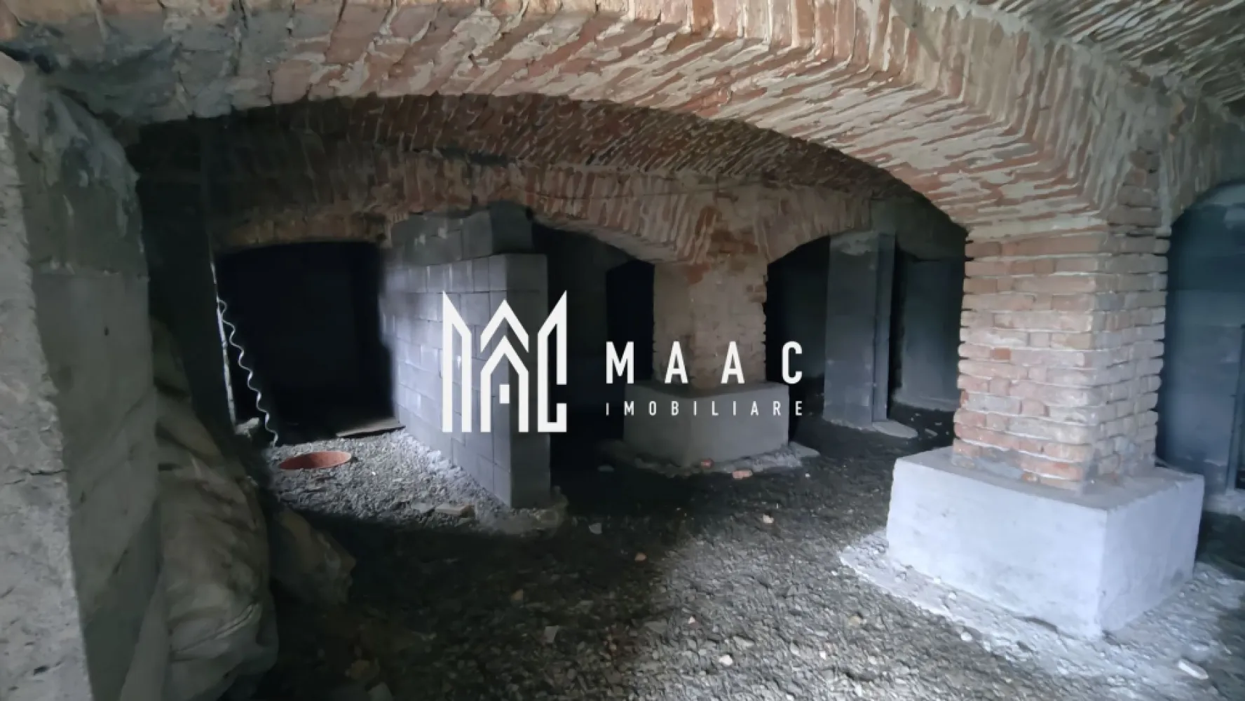 Teren intravilan I 5400 mp I Hale I Acces utilaje I Chirpăr - MAAC Imobiliare promovează spre vânzare un teren intravilan situat în raza localității Chirpăr, județul Sibiu. Caracteristici teren: - Suprafață totală: 5.431 mp - Destinație: intravilan curți-construcții - Front stradal: 50 m liniari - Acces auto și TIR pe 2 căi - Fostă fermă de animale / depozit agricol Construcții existente: - Depozit de 416 mp, cu fundație și structură întărită, acoperiș în stare bună, fără compartimentări, plus subsol de aceeași suprafață, uscat și utilizabil - Depozit de 690 mp, dezafectat (există doar fundația și amprenta zidurilor) Avantaje investiționale: - Suprafață generoasă, cu acces facil pentru vehicule de mare tonaj - Construcții existente ce pot fi adaptate pentru activități industriale sau comerciale - Posibilitate de reconversie și dezvoltare în funcție de necesități - Zonă cu tradiție agricolă și industrială – în vecinătate există depozite și hale utilizate pentru agricultură și creșterea animalelor Această proprietate reprezintă o oportunitate reală de investiție, ideală pentru dezvoltarea unor activități industriale, logistice sau economice, cu potențial de creștere pe termen lung. Pentru mai multe detalii contactați echipa MAAC Imobiliare specificând ID CP2853212. }}