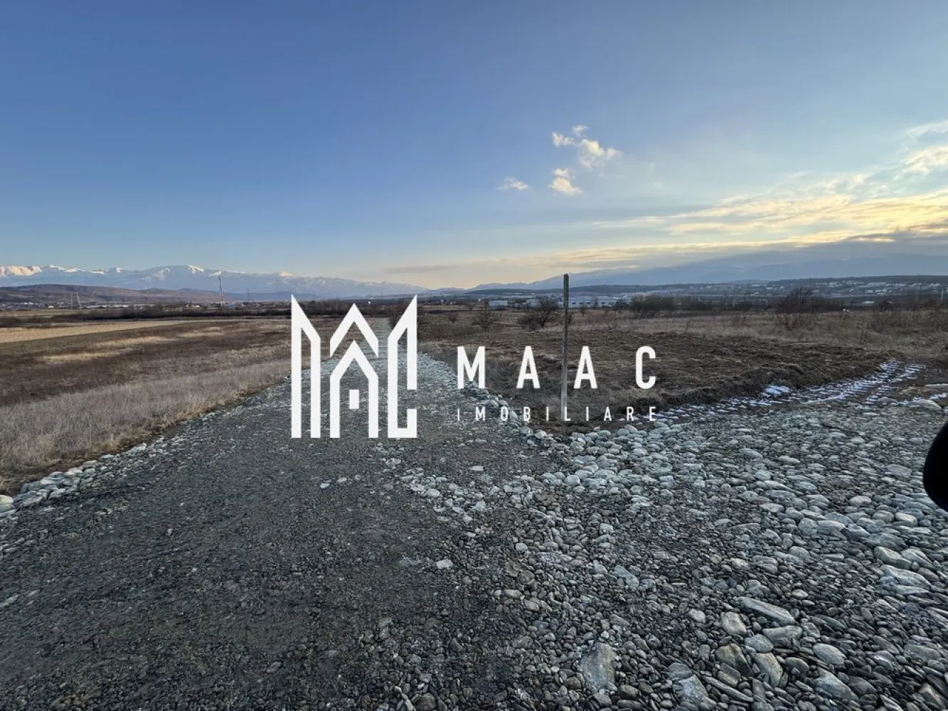 Parcele de Teren | Intravilan | PUZ Aprobat | Mohu-Șelimbăr - MAAC Imobiliare vă propune spre vânzare parcele de teren intravilan situate într-un ansamblu rezidențial nou în localitatea Mohu, comuna Șelimbăr, într-o zonă în plină dezvoltare aflat la o distanță de maxim 15 minute de Sibiu. Amplasarea acestora într-un cadru natural liniștit oferă o panoramă deosebită și reprezintă oportunitatea ideală pentru construcția unei case departe de agitația orașului, dar cu acces facil către punctele de interes urban. Proprietățile beneficiază de un PUZ aprobat si au o suprafață de 418 mp, având o deschidere la stradă de 13,50 metri. Utilitățile necesare sunt disponibile în imediata proximitate a terenului, facilitând astfel procesul de demarare a construcției. Flexibilitate pentru proiecte cu regim de înalțime Demisol, Parter si Etaj sau Demisol, Parter si Mansardă. Pentru mai multe detalii tehnice , informații suplimentare sau pentru a programa o vizionare, nu ezitați să ne contactați menționând codul proprietății ID: CP2930330. }}