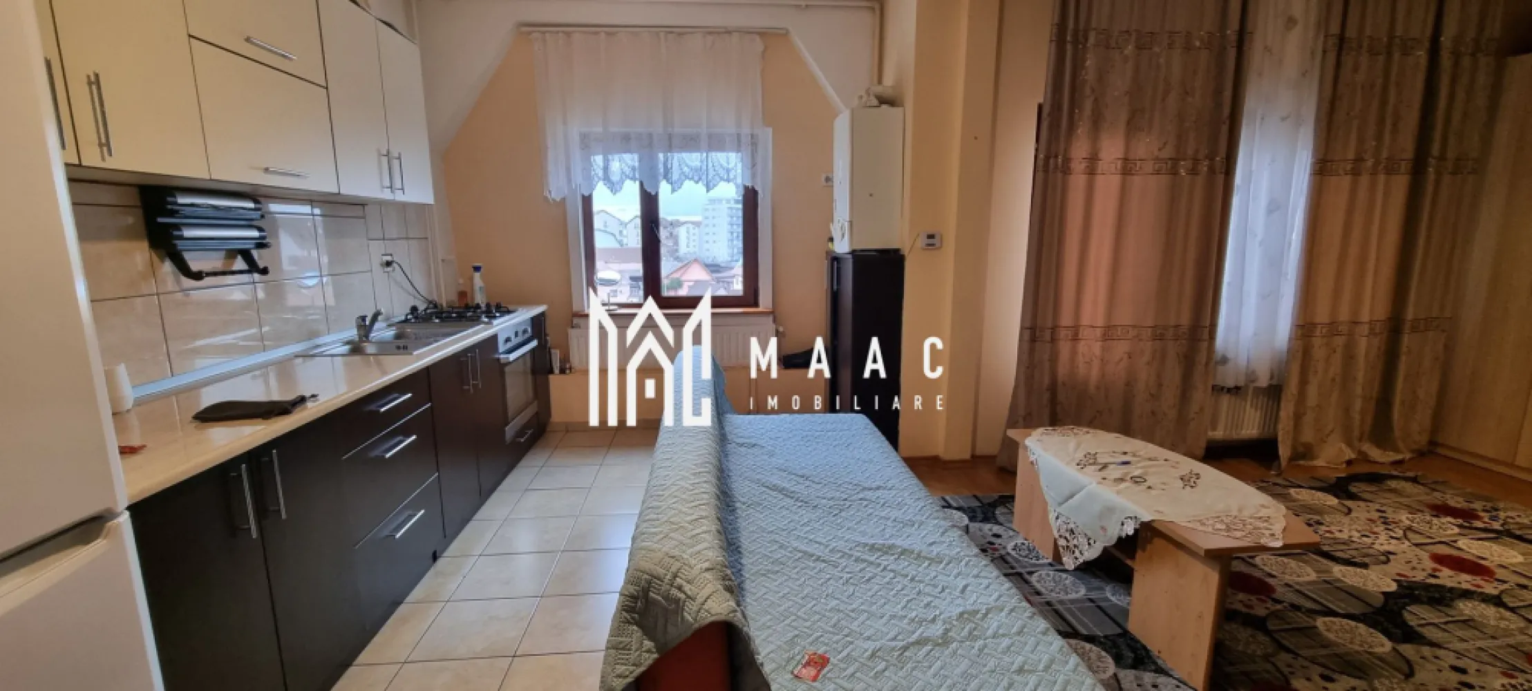 Apartament 2 etaje I 2 camere I 58 mp I Intabulat I Turnișor - Descoperiți acest apartament spațios și bine compartimentat, situat la etajul 5 al unui bloc din cartierul Turnișor! Cu o suprafață totală de 57 mp, acest apartament dispus pe două niveluri, impresionează prin luminozitate, confort și acces facil către punctele de interes ale orașului. Caracteristici principale Suprafață totală: 57 mp, distribuită pe două etaje, cu scară interioară. Mansardare realizată în 2008 – lucrare de calitate, cu pod și pereți izolați. Intabulat pe ambele etaje, achiziție posibilă cash sau prin credit bancar. Compartimentare eficientă - Primul nivel: Hol de acces, living generos cu bucătărie open space, baie cu geam de aerisire și cadă, balcon de 3 mp - Al doilea nivel: hol spațios, cu dressing de 9 mp , dormitor confortabil Beneficii & Localizare Se predă așa cum se vede în poze – mobilat și utilat. Situat în cartierul Turnișor, în proximitatea magazinelor, stațiilor de transport în comun și cu acces facil către oraș și zona de Vest. O oportunitate ideală pentru cei care caută un apartament luminos, bine poziționat și cu un raport excelent între spațiu și preț! Contactați echipa MAAC Imobiliare pentru mai multe detalii și programarea unei vizionări, specificând ID CP2928834. }}