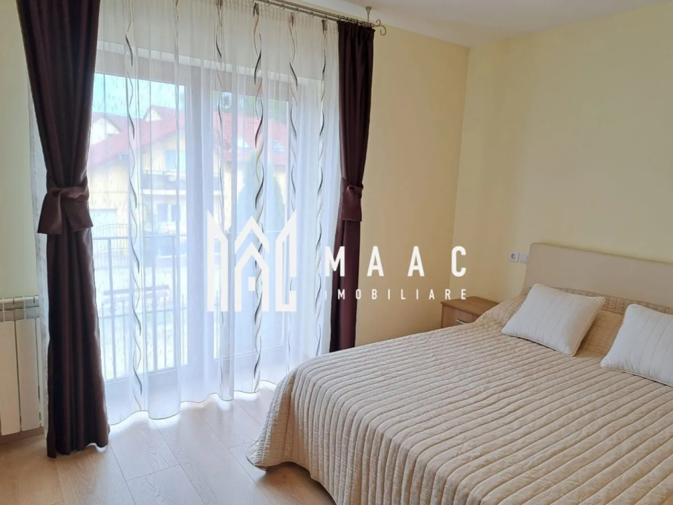 Casă individuală | 184 MPU | Teren 500MP | Șura Mare - MAAC Imobiliare vă propune spre vânzare o casă individuală modernă, cu 5 camere, situată în Șura Mare, la doar câteva minute de Sibiu, într-o zonă liniștită, ideală pentru familie. Proprietatea dispune de o suprafață utilă de 184 mp și este amplasată pe un teren generos de 500 mp, oferind spațiu, confort și intimitate. Compartimentare: Demisol: Garaj spațios Cameră multifuncțională Camera centralei Pivniță Baie de serviciu Parter: Living luminos 3 dormitoare Bucătărie separată Hol Baie Locuința beneficiază de sistem de încălzire pe gaz sau pe peleți, oferind flexibilitate și eficiență energetică. Exteriorul este amenajat cu zonă verde, pomi fructiferi și curte pavată, ideală pentru relaxare sau petrecerea timpului în aer liber. Strada este în curs de asfaltare, cu termen estimat de finalizare în 2–3 luni, ceea ce va aduce un plus de confort și valoare proprietății. Casa se vinde complet mobilată și utilată și poate fi predată imediat. Pentru mai multe detalii sau pentru programarea unei vizionări, vă rugăm să ne contactați. Specificați ID-ul CP2926583. }}