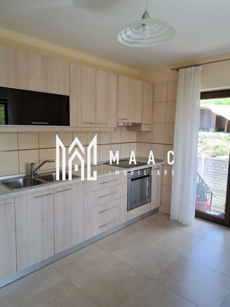 Casă individuală | 184 MPU | Teren 500MP | Șura Mare - MAAC Imobiliare vă propune spre vânzare o casă individuală modernă, cu 5 camere, situată în Șura Mare, la doar câteva minute de Sibiu, într-o zonă liniștită, ideală pentru familie. Proprietatea dispune de o suprafață utilă de 184 mp și este amplasată pe un teren generos de 500 mp, oferind spațiu, confort și intimitate. Compartimentare: Demisol: Garaj spațios Cameră multifuncțională Camera centralei Pivniță Baie de serviciu Parter: Living luminos 3 dormitoare Bucătărie separată Hol Baie Locuința beneficiază de sistem de încălzire pe gaz sau pe peleți, oferind flexibilitate și eficiență energetică. Exteriorul este amenajat cu zonă verde, pomi fructiferi și curte pavată, ideală pentru relaxare sau petrecerea timpului în aer liber. Strada este în curs de asfaltare, cu termen estimat de finalizare în 2–3 luni, ceea ce va aduce un plus de confort și valoare proprietății. Casa se vinde complet mobilată și utilată și poate fi predată imediat. Pentru mai multe detalii sau pentru programarea unei vizionări, vă rugăm să ne contactați. Specificați ID-ul CP2926583. }}