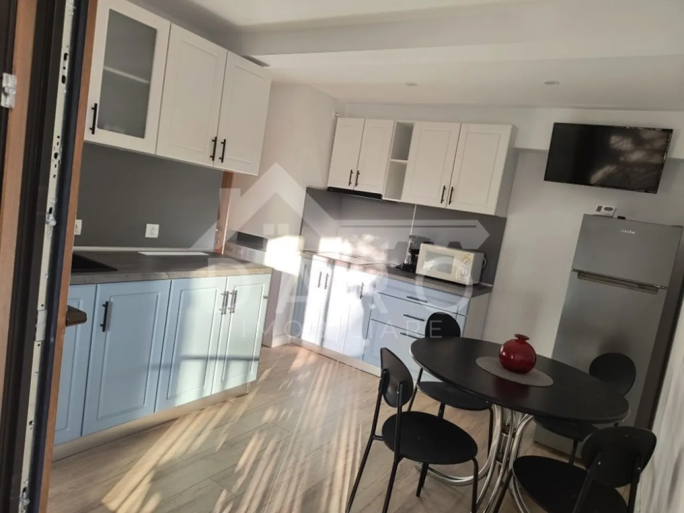 Ap cu 2 camere in centru, decomandat - 🏡 Închiriere apartament 2 camere – Central | Str. Aurel Filimon | 400 €/lună Se oferă spre închiriere apartament cu 2 camere decomandate, situat în zona centrală, pe strada Aurel Filimon, ideal pentru persoane care își doresc confort și acces rapid la toate facilitățile orașului. 💰 Chirie: 400 €/lună ✔ disponibil pentru mutare imediată ✔ ideal pentru cuplu sau persoane active Compartimentare: ✔ 2 camere decomandate ✔ bucătărie separată ✔ baie ✔ terasă proprie Dotări și beneficii: ✔ recent renovat ✔ mobilat modern ✔ complet echipat și utilat ✔ spații luminoase și bine organizate Avantaje locație: 📍 zonă ultracentrală 📍 aproape de bănci și instituții 📍 în apropiere de parcuri și zone de relaxare 📍 aproape de Teatrul Național 📍 magazine și supermarketuri la câteva minute 📍 acces rapid la mijloace de transport public 💎 O locuință modernă, într-o locație premium, perfectă pentru un stil de viață urban. 🤝 Proprietate promovată prin DARO Imobiliare 💳 Te gândești ca în viitor să îți cumperi propria locuință? Prin Kiwi Finance îți ofer: ✔ analiză GRATUITĂ a eligibilității ✔ acces la oferte de la peste 12 bănci ✔ negocierea dobânzii în favoarea ta ✔ suport complet până la semnare 📞 Detalii și vizionări: Coman Maria – DARO Imobiliare & Kiwi Finance 📱 0749 535 729 🔑 DARO Imobiliare – găsim locuința potrivită. 💳 Kiwi Finance – obținem creditul pentru a o cumpăra. }}