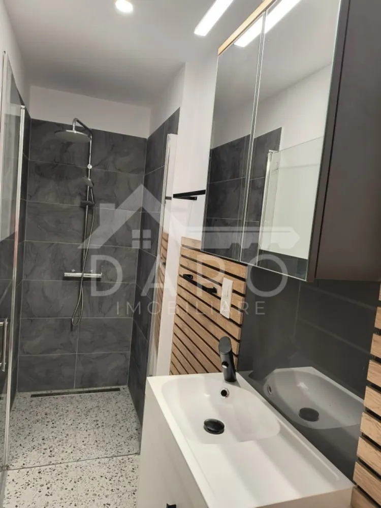 Ap cu 2 camere in centru, decomandat - 🏡 Închiriere apartament 2 camere – Central | Str. Aurel Filimon | 400 €/lună Se oferă spre închiriere apartament cu 2 camere decomandate, situat în zona centrală, pe strada Aurel Filimon, ideal pentru persoane care își doresc confort și acces rapid la toate facilitățile orașului. 💰 Chirie: 400 €/lună ✔ disponibil pentru mutare imediată ✔ ideal pentru cuplu sau persoane active Compartimentare: ✔ 2 camere decomandate ✔ bucătărie separată ✔ baie ✔ terasă proprie Dotări și beneficii: ✔ recent renovat ✔ mobilat modern ✔ complet echipat și utilat ✔ spații luminoase și bine organizate Avantaje locație: 📍 zonă ultracentrală 📍 aproape de bănci și instituții 📍 în apropiere de parcuri și zone de relaxare 📍 aproape de Teatrul Național 📍 magazine și supermarketuri la câteva minute 📍 acces rapid la mijloace de transport public 💎 O locuință modernă, într-o locație premium, perfectă pentru un stil de viață urban. 🤝 Proprietate promovată prin DARO Imobiliare 💳 Te gândești ca în viitor să îți cumperi propria locuință? Prin Kiwi Finance îți ofer: ✔ analiză GRATUITĂ a eligibilității ✔ acces la oferte de la peste 12 bănci ✔ negocierea dobânzii în favoarea ta ✔ suport complet până la semnare 📞 Detalii și vizionări: Coman Maria – DARO Imobiliare & Kiwi Finance 📱 0749 535 729 🔑 DARO Imobiliare – găsim locuința potrivită. 💳 Kiwi Finance – obținem creditul pentru a o cumpăra. }}