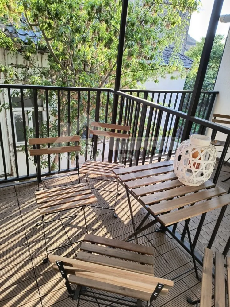 Ap cu 2 camere in centru, decomandat - 🏡 Închiriere apartament 2 camere – Central | Str. Aurel Filimon | 400 €/lună Se oferă spre închiriere apartament cu 2 camere decomandate, situat în zona centrală, pe strada Aurel Filimon, ideal pentru persoane care își doresc confort și acces rapid la toate facilitățile orașului. 💰 Chirie: 400 €/lună ✔ disponibil pentru mutare imediată ✔ ideal pentru cuplu sau persoane active Compartimentare: ✔ 2 camere decomandate ✔ bucătărie separată ✔ baie ✔ terasă proprie Dotări și beneficii: ✔ recent renovat ✔ mobilat modern ✔ complet echipat și utilat ✔ spații luminoase și bine organizate Avantaje locație: 📍 zonă ultracentrală 📍 aproape de bănci și instituții 📍 în apropiere de parcuri și zone de relaxare 📍 aproape de Teatrul Național 📍 magazine și supermarketuri la câteva minute 📍 acces rapid la mijloace de transport public 💎 O locuință modernă, într-o locație premium, perfectă pentru un stil de viață urban. 🤝 Proprietate promovată prin DARO Imobiliare 💳 Te gândești ca în viitor să îți cumperi propria locuință? Prin Kiwi Finance îți ofer: ✔ analiză GRATUITĂ a eligibilității ✔ acces la oferte de la peste 12 bănci ✔ negocierea dobânzii în favoarea ta ✔ suport complet până la semnare 📞 Detalii și vizionări: Coman Maria – DARO Imobiliare & Kiwi Finance 📱 0749 535 729 🔑 DARO Imobiliare – găsim locuința potrivită. 💳 Kiwi Finance – obținem creditul pentru a o cumpăra. }}