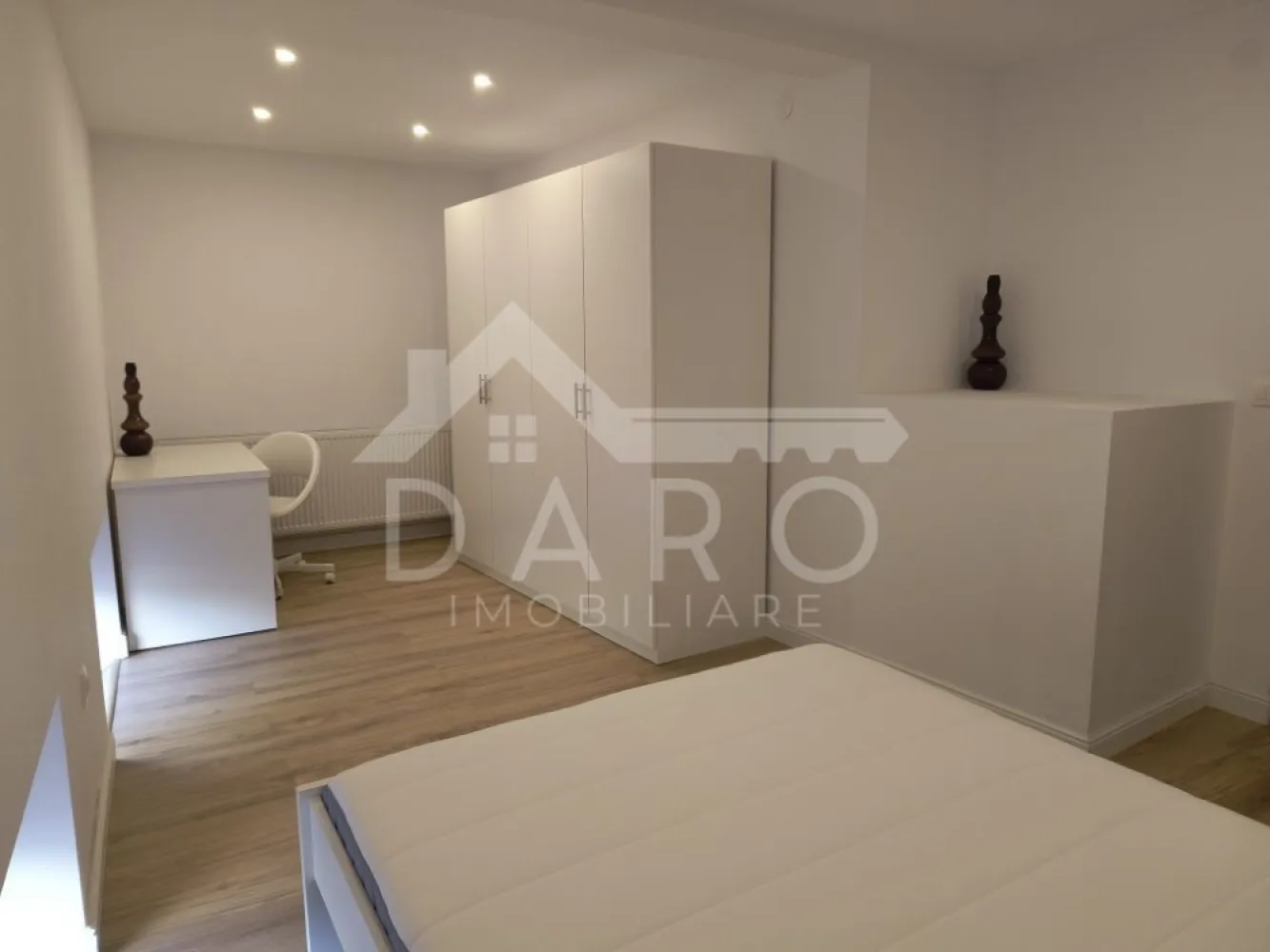 Ap cu 2 camere in centru, decomandat - 🏡 Închiriere apartament 2 camere – Central | Str. Aurel Filimon | 400 €/lună Se oferă spre închiriere apartament cu 2 camere decomandate, situat în zona centrală, pe strada Aurel Filimon, ideal pentru persoane care își doresc confort și acces rapid la toate facilitățile orașului. 💰 Chirie: 400 €/lună ✔ disponibil pentru mutare imediată ✔ ideal pentru cuplu sau persoane active Compartimentare: ✔ 2 camere decomandate ✔ bucătărie separată ✔ baie ✔ terasă proprie Dotări și beneficii: ✔ recent renovat ✔ mobilat modern ✔ complet echipat și utilat ✔ spații luminoase și bine organizate Avantaje locație: 📍 zonă ultracentrală 📍 aproape de bănci și instituții 📍 în apropiere de parcuri și zone de relaxare 📍 aproape de Teatrul Național 📍 magazine și supermarketuri la câteva minute 📍 acces rapid la mijloace de transport public 💎 O locuință modernă, într-o locație premium, perfectă pentru un stil de viață urban. 🤝 Proprietate promovată prin DARO Imobiliare 💳 Te gândești ca în viitor să îți cumperi propria locuință? Prin Kiwi Finance îți ofer: ✔ analiză GRATUITĂ a eligibilității ✔ acces la oferte de la peste 12 bănci ✔ negocierea dobânzii în favoarea ta ✔ suport complet până la semnare 📞 Detalii și vizionări: Coman Maria – DARO Imobiliare & Kiwi Finance 📱 0749 535 729 🔑 DARO Imobiliare – găsim locuința potrivită. 💳 Kiwi Finance – obținem creditul pentru a o cumpăra. }}