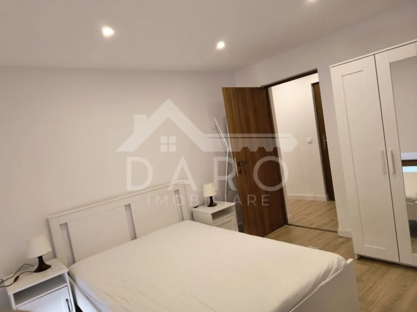 Ap cu 2 camere in centru, decomandat