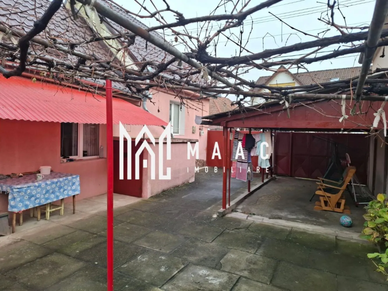 Casa individuala | Teren 359 MP | Pivnita | Lazaret - MAAC Imobiliare vă prezintă spre vânzare o casă individuală, situată în Lazaret, cartierul Reșița, o zonă liniștită și bine conectată a municipiului Sibiu. Caracteristici: Casă individuală, locuibilă, care necesită renovare și investiții pentru modernizare. Suprafață totală teren de 359 mp. Suprafață utilă a casei de 110 mp. Construcție solidă, cu acoperiș nou. Front stradal, cu acces facil. Compartimentare: Trei camere. Bucătărie. Baie. Cămară. Pod. Pivniță. Dotări și utilități: Centrală termică proprie pe gaz, cu calorifere. O cameră dotată cu sobă de teracotă, funcțională pe gaz sau lemne, utilă ca sursă alternativă de încălzire. Casa este izolată pe exterior. Ferestre cu geam termopan. Racordată la utilitățile necesare. Spații exterioare: Curte cu suprafața de aproximativ 249 mp. Grădină, ideală pentru relaxare sau activități recreative. Garaj inclus în proprietate. Localizare și avantaje: Aproape de gară, magazine și școală. Acces pietonal către centrul orașului în aproximativ 30 de minute. Pentru mai multe detalii precizati telefonic ca ati vazut anuntul cu ID: CP2911348 }}