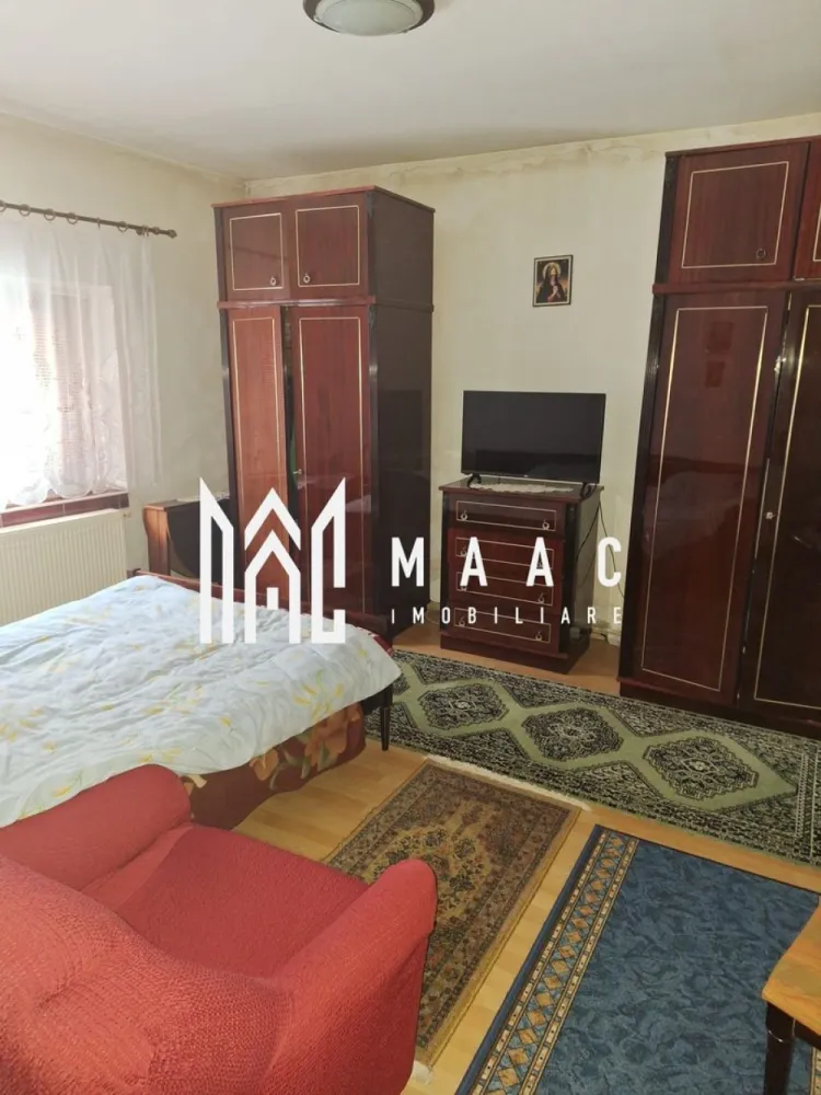 Casa individuala | Teren 359 MP | Pivnita | Lazaret - MAAC Imobiliare vă prezintă spre vânzare o casă individuală, situată în Lazaret, cartierul Reșița, o zonă liniștită și bine conectată a municipiului Sibiu. Caracteristici: Casă individuală, locuibilă, care necesită renovare și investiții pentru modernizare. Suprafață totală teren de 359 mp. Suprafață utilă a casei de 110 mp. Construcție solidă, cu acoperiș nou. Front stradal, cu acces facil. Compartimentare: Trei camere. Bucătărie. Baie. Cămară. Pod. Pivniță. Dotări și utilități: Centrală termică proprie pe gaz, cu calorifere. O cameră dotată cu sobă de teracotă, funcțională pe gaz sau lemne, utilă ca sursă alternativă de încălzire. Casa este izolată pe exterior. Ferestre cu geam termopan. Racordată la utilitățile necesare. Spații exterioare: Curte cu suprafața de aproximativ 249 mp. Grădină, ideală pentru relaxare sau activități recreative. Garaj inclus în proprietate. Localizare și avantaje: Aproape de gară, magazine și școală. Acces pietonal către centrul orașului în aproximativ 30 de minute. Pentru mai multe detalii precizati telefonic ca ati vazut anuntul cu ID: CP2911348 }}