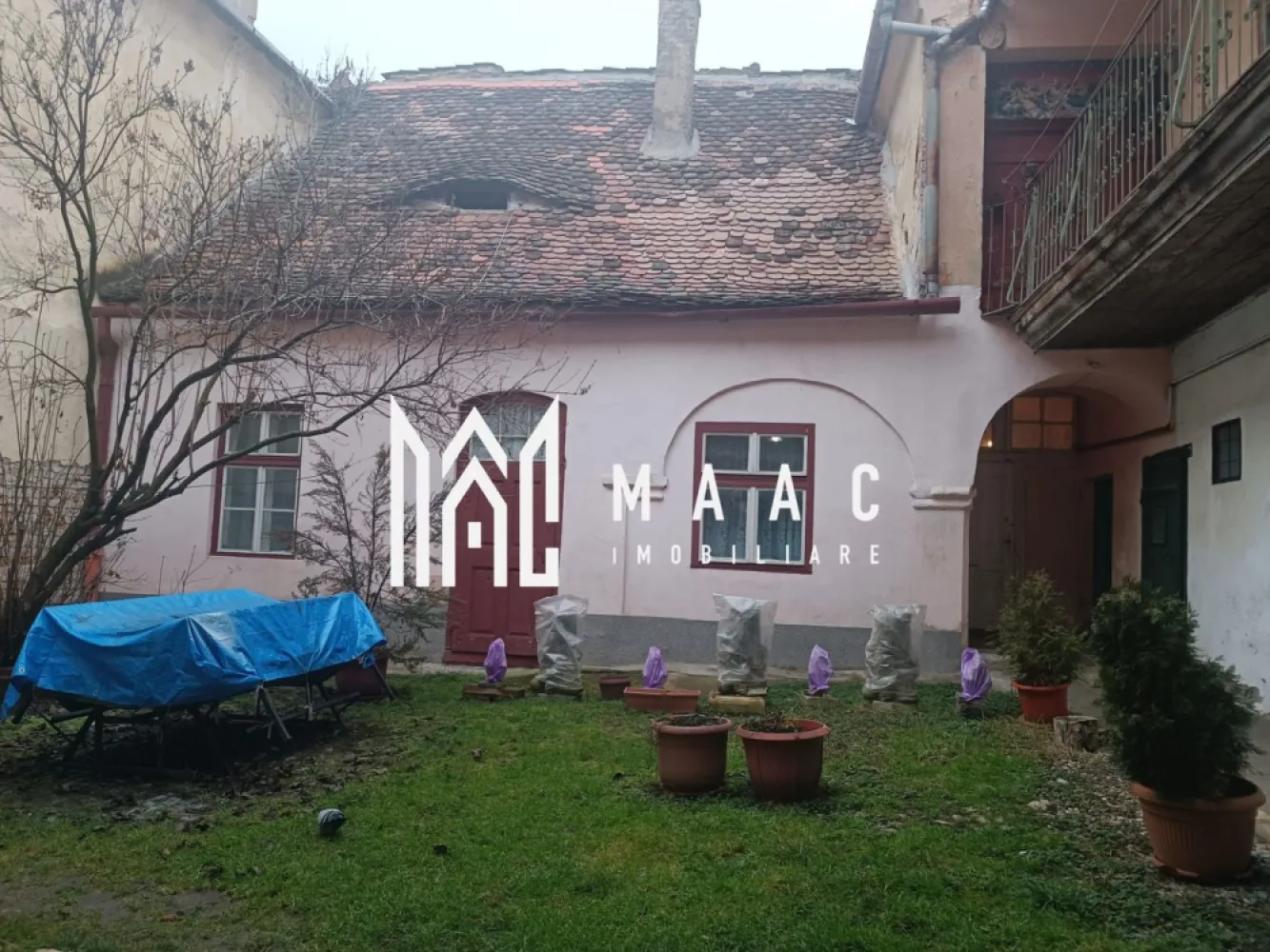 Casa | 40 MPU | Curte comuna | Zona Centrala - MAAC Imobiliare vă prezintă spre vânzare o casă situată în zona centrală a orașului Sibiu, o oportunitate potrivită pentru investiție sau pentru amenajare după propriile preferințe. Caracteristici: Suprafață utilă: 40 mp. Construcție amplasată în curte comună. Necesită renovare, ideală pentru personalizare completă. Racordată la toate utilitățile. Compartimentare: O cameră. Bucătărie. Baie comună. Dotări și avantaje Pivniță inclusă, utilă pentru depozitare. Posibilitate de reamenajare pentru locuință sau activitate de tip investițional. Localizare Zonă ultracentrală, cu acces rapid la toate punctele de interes. În imediata apropiere se regăsesc magazine, instituții, mijloace de transport, restaurante și alte facilități urbane. Pentru mai multe detalii precizati telefonic ca ati vazut anuntul cu ID: CP2911381 }}