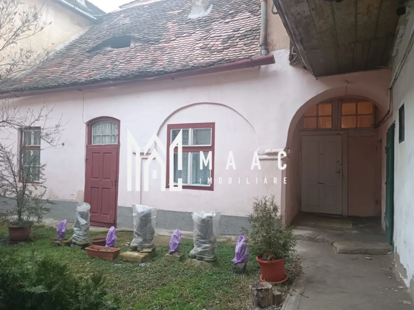 Casa | 40 MPU | Curte comuna | Zona Centrala - MAAC Imobiliare vă prezintă spre vânzare o casă situată în zona centrală a orașului Sibiu, o oportunitate potrivită pentru investiție sau pentru amenajare după propriile preferințe. Caracteristici: Suprafață utilă: 40 mp. Construcție amplasată în curte comună. Necesită renovare, ideală pentru personalizare completă. Racordată la toate utilitățile. Compartimentare: O cameră. Bucătărie. Baie comună. Dotări și avantaje Pivniță inclusă, utilă pentru depozitare. Posibilitate de reamenajare pentru locuință sau activitate de tip investițional. Localizare Zonă ultracentrală, cu acces rapid la toate punctele de interes. În imediata apropiere se regăsesc magazine, instituții, mijloace de transport, restaurante și alte facilități urbane. Pentru mai multe detalii precizati telefonic ca ati vazut anuntul cu ID: CP2911381 }}