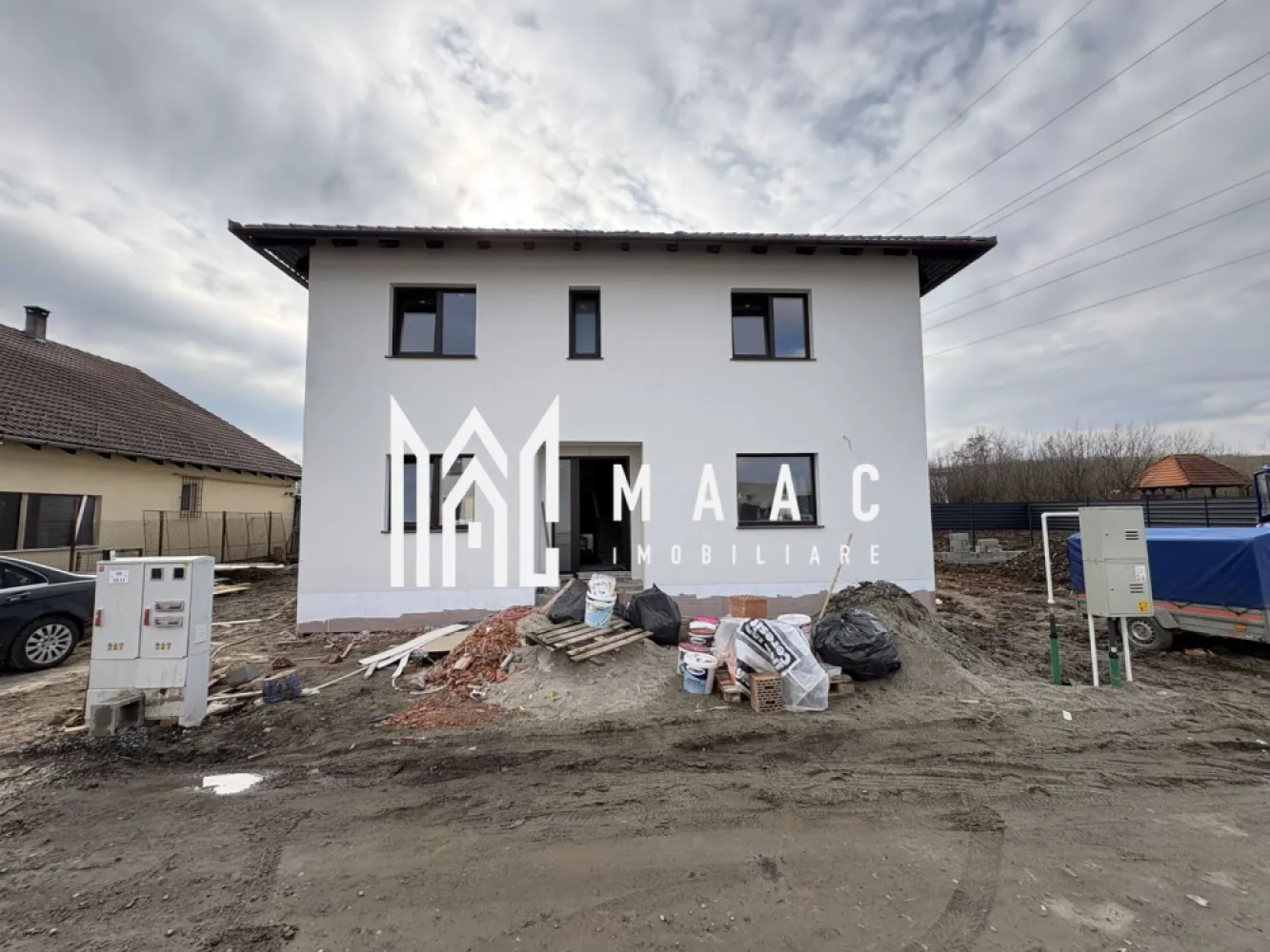 Casa tip duplex I 5 camere I Curte de 400 mp I Selimbar - MAAC Imobiliare vă propune spre vânzare o casă tip Duplex situată pe un teren generos de 480 mp, ideală pentru familii care își doresc un cămin confortabil și spațios. Proprietatea beneficiază de un design practic, se preda la alb in interior, cu incalzire in pardoseala, centrala proprie si la cheie-pe exterior! Casa este compartimentata astfel: La parter-1 dormitor, living+bucatarie, baie cu geam La etaj -3 dormitoare, baie cu geam, spatiu depozitare Curtea libera de 400 mp se preda cu pavaj partial,gazon si poarta cu telecomanda la intrare. Pentru mai multe detalii precizati ca ati vazut anuntul cu ID CP2926955 }}