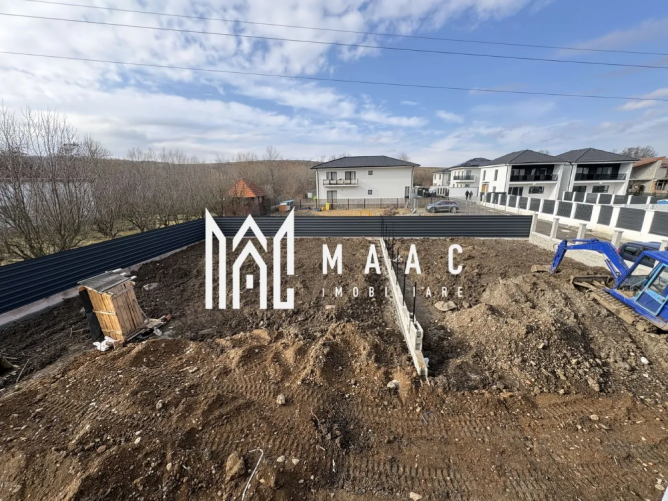 Casa tip duplex I 5 camere I Curte de 400 mp I Selimbar - MAAC Imobiliare vă propune spre vânzare o casă tip Duplex situată pe un teren generos de 480 mp, ideală pentru familii care își doresc un cămin confortabil și spațios. Proprietatea beneficiază de un design practic, se preda la alb in interior, cu incalzire in pardoseala, centrala proprie si la cheie-pe exterior! Casa este compartimentata astfel: La parter-1 dormitor, living+bucatarie, baie cu geam La etaj -3 dormitoare, baie cu geam, spatiu depozitare Curtea libera de 400 mp se preda cu pavaj partial,gazon si poarta cu telecomanda la intrare. Pentru mai multe detalii precizati ca ati vazut anuntul cu ID CP2926955 }}