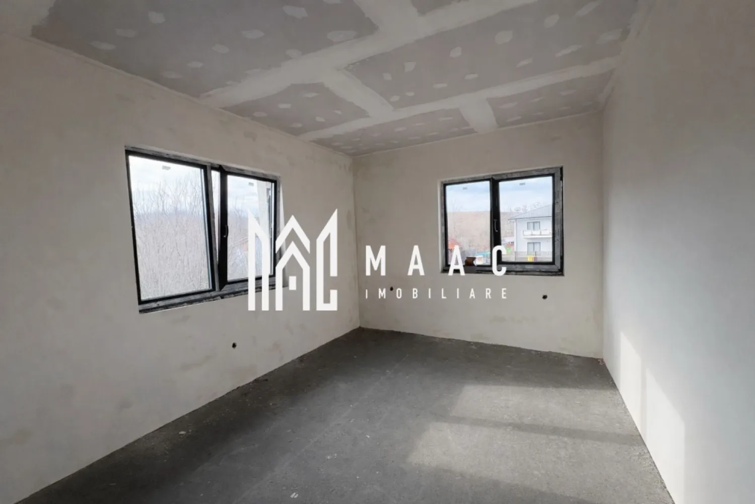 Casa tip duplex I 5 camere I Curte de 400 mp I Selimbar - MAAC Imobiliare vă propune spre vânzare o casă tip Duplex situată pe un teren generos de 480 mp, ideală pentru familii care își doresc un cămin confortabil și spațios. Proprietatea beneficiază de un design practic, se preda la alb in interior, cu incalzire in pardoseala, centrala proprie si la cheie-pe exterior! Casa este compartimentata astfel: La parter-1 dormitor, living+bucatarie, baie cu geam La etaj -3 dormitoare, baie cu geam, spatiu depozitare Curtea libera de 400 mp se preda cu pavaj partial,gazon si poarta cu telecomanda la intrare. Pentru mai multe detalii precizati ca ati vazut anuntul cu ID CP2926955 }}