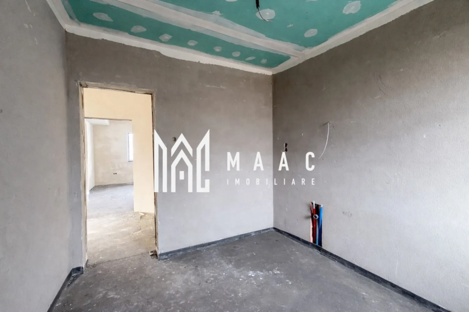 Casa tip duplex I 5 camere I Curte de 400 mp I Selimbar - MAAC Imobiliare vă propune spre vânzare o casă tip Duplex situată pe un teren generos de 480 mp, ideală pentru familii care își doresc un cămin confortabil și spațios. Proprietatea beneficiază de un design practic, se preda la alb in interior, cu incalzire in pardoseala, centrala proprie si la cheie-pe exterior! Casa este compartimentata astfel: La parter-1 dormitor, living+bucatarie, baie cu geam La etaj -3 dormitoare, baie cu geam, spatiu depozitare Curtea libera de 400 mp se preda cu pavaj partial,gazon si poarta cu telecomanda la intrare. Pentru mai multe detalii precizati ca ati vazut anuntul cu ID CP2926955 }}
