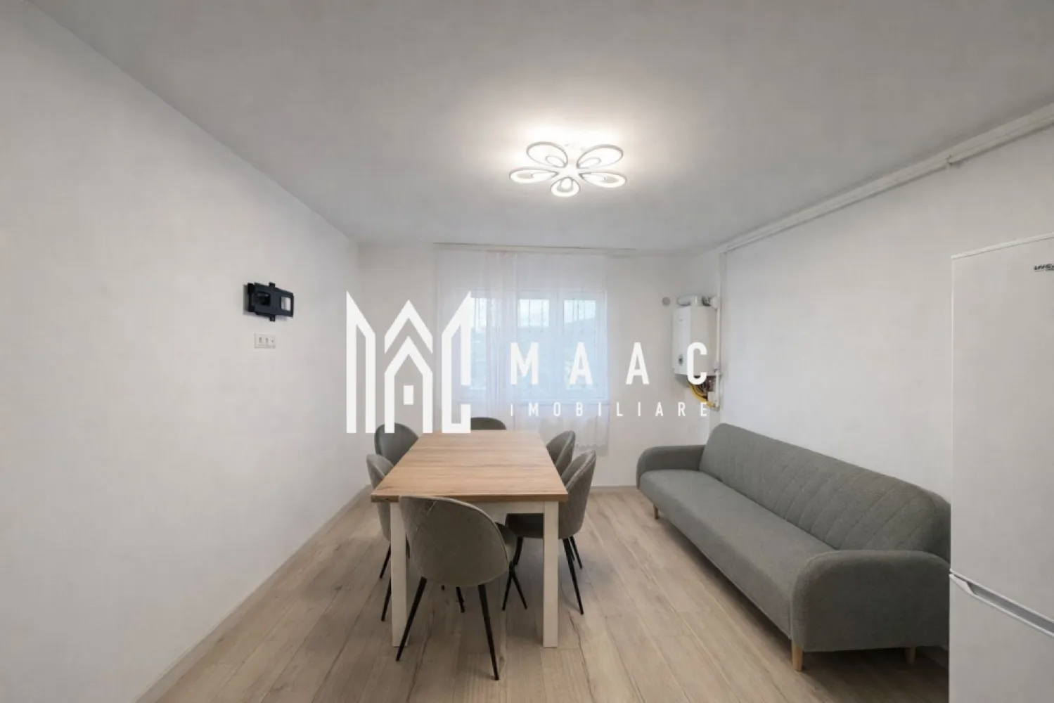 Apartament 2 camere I etajul 3 I LIft I Zona Lazaret - MAAC Imobiliare va propune spre închiriere un apartament modern cu 2 camere, situat la etajul 3 al unui imobil din Sibiu, zona Lazaret. Blocul are lift. Apartamentul este compus din dormitor cu baie proprie si living cu bucatarie open space Se inchiriaza pe minim 12 luni. Nu sunt acceptate animale de companie. Se percepe garantie in cuantumul unei chirii lunare. Pentru mai multe detalii sau vizionare precizați telefonic ca ați văzut anunțul cu ID CP2928710 }}