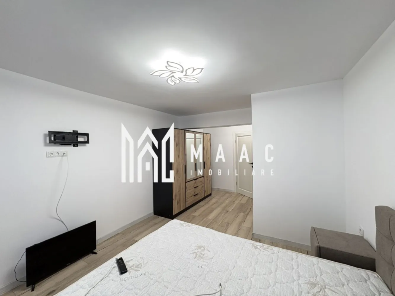 Apartament 2 camere I etajul 3 I LIft I Zona Lazaret - MAAC Imobiliare va propune spre închiriere un apartament modern cu 2 camere, situat la etajul 3 al unui imobil din Sibiu, zona Lazaret. Blocul are lift. Apartamentul este compus din dormitor cu baie proprie si living cu bucatarie open space Se inchiriaza pe minim 12 luni. Nu sunt acceptate animale de companie. Se percepe garantie in cuantumul unei chirii lunare. Pentru mai multe detalii sau vizionare precizați telefonic ca ați văzut anunțul cu ID CP2928710 }}