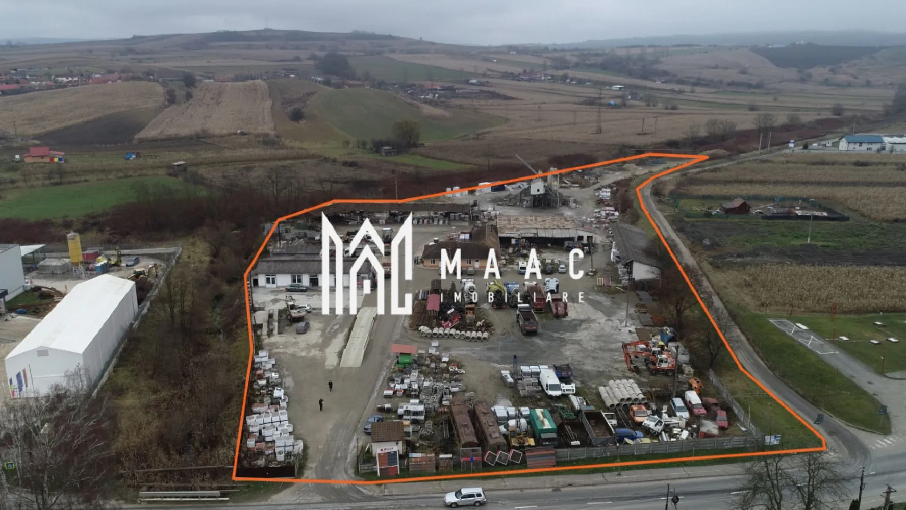 Teren industrial I 18100 mp I St. Betoane I Hale I Agnita - MAAC Imobiliare propune spre vânzare un teren industrial situat la intrarea în orașul Agnita, în apropierea stației de alimentare Euroil. Caracteristici teren: - Suprafață totală: 18.100 mp - Front stradal la DJ: 65 m liniari - Drum secundar pe lungimea terenului, utilizabil pentru acces - Vecinătăți: depozitul Harting Agnita și râul Hârtibaciu Pe teren își desfășoară activitatea o stație de betoane și un magazin de materiale de construcții, ceea ce confirmă utilitatea și potențialul zonei. Construcții existente: - Clădire din zidărie de aprox. 250 mp – pretabilă pentru showroom, magazin sau birouri - Atelier de aprox. 120 mp pentru reparații auto (vehicule mici și mari) - Clădire administrativă din zidărie de aprox. 300 mp - Spațiu de depozitare din zidărie de aprox. 300 mp - Structură metalică acoperită, de aprox. 580 mp, pentru protejarea bunurilor - Diverse anexe funcționale Dotări și facilități: - Stație de sortare și stație de betoane în stare de funcționare - Cântar industrial pentru mașini de mare tonaj - Sistem de supraveghere video - Iluminat nocturn - Toate utilitățile: curent trifazic, apă, canalizare, gaz Terenul a fost și este intens utilizat de utilaje grele, oferind un suport real pentru orice tip de construcție sau activitate. Oportunitate de investiție: - Poziționare strategică la intrarea în oraș - Suprafață generoasă și acces multiplu - Construcții deja existente, funcționale și adaptabile - Posibilitate de extindere și diversificare a activităților Această proprietate reprezintă o investiție solidă, cu potențial ridicat de dezvoltare și randament, ideală pentru profesioniști și investitori din domeniul industrial, comercial sau logistic. Pentru mai multe detalii, contactati MAAC Imobiliare specificând ID CP2853196. }}