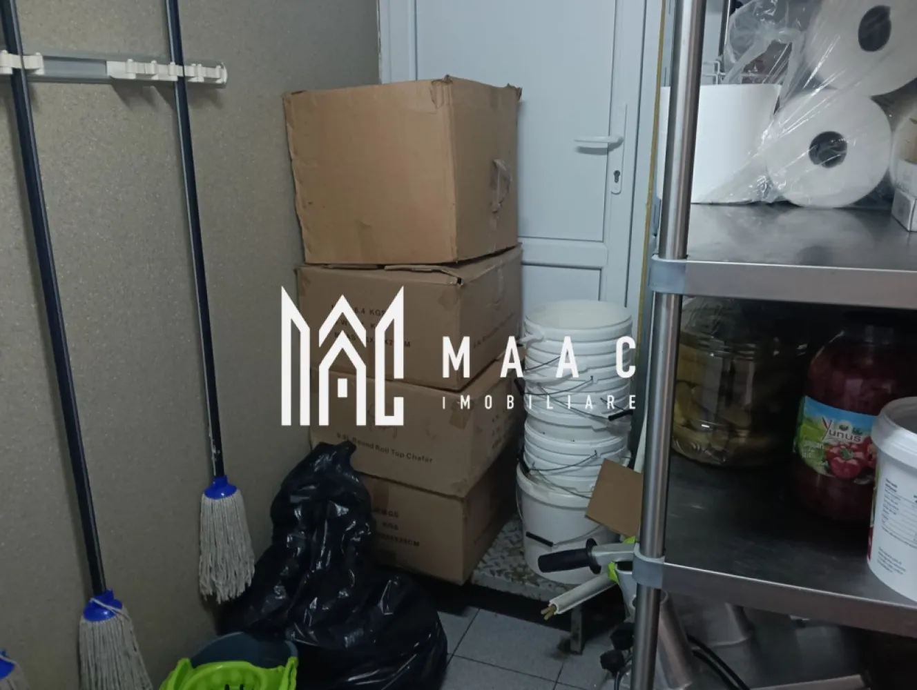 Spatiu comercial I 112 mp I Vitrina 5 m I Zona 3 Stejari - MAAC Imobiliare va propune spre inchiriere un spatiu comercial, oportunitate excelentă pentru afaceri! Spațiu comercial generos de 112 mp, situat în zona 3 Stejari – Sibiu, ideal pentru servicii de catering, activități comerciale diverse sau alte proiecte comerciale / gastro. Avantaje cheie: • Preț atractiv: doar 10 €/mp – sub prețul pieței pentru spații comerciale în zonă; • Acces separat pentru aprovizionare, optimizat pentru activități de catering sau logistică; • Compartimentare eficientă ce permite flexibilitate în amenajare; • Vizibilitate bună și acces facil pentru clienți și furnizori; • Potrivit pentru: servicii de catering, bistro / cafenea, showroom, birouri, atelier, activități de producție ușoară sau alte concepte comerciale. • Acces separat pentru aprovizionare Pentru mai multe detali precizati ca ati vazut anuntul cu ID CP2930141 }}