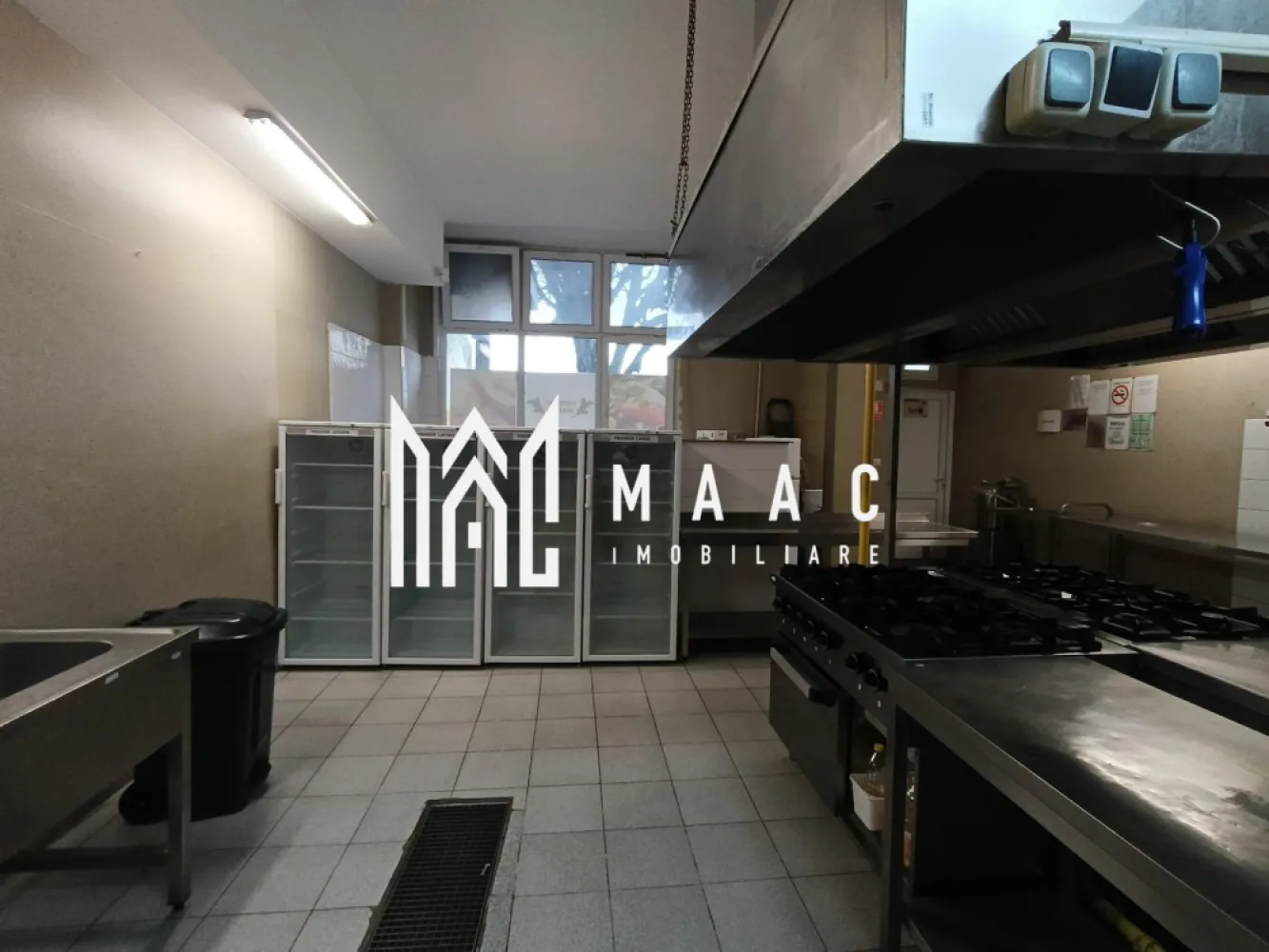 Spatiu comercial I 112 mp I Vitrina 5 m I Zona 3 Stejari - MAAC Imobiliare va propune spre inchiriere un spatiu comercial, oportunitate excelentă pentru afaceri! Spațiu comercial generos de 112 mp, situat în zona 3 Stejari – Sibiu, ideal pentru servicii de catering, activități comerciale diverse sau alte proiecte comerciale / gastro. Avantaje cheie: • Preț atractiv: doar 10 €/mp – sub prețul pieței pentru spații comerciale în zonă; • Acces separat pentru aprovizionare, optimizat pentru activități de catering sau logistică; • Compartimentare eficientă ce permite flexibilitate în amenajare; • Vizibilitate bună și acces facil pentru clienți și furnizori; • Potrivit pentru: servicii de catering, bistro / cafenea, showroom, birouri, atelier, activități de producție ușoară sau alte concepte comerciale. • Acces separat pentru aprovizionare Pentru mai multe detali precizati ca ati vazut anuntul cu ID CP2930141 }}