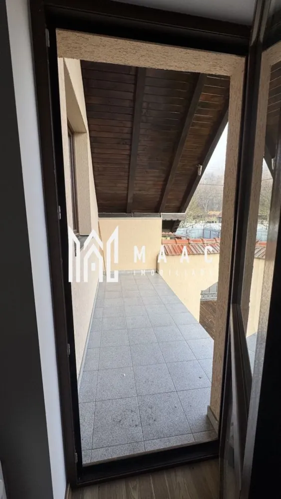 Casă 3 camere I 1250 mp teren I Porumbacu de jos-sat Colun - MAAC Imobiliare vă propune spre vânzare o casă finalizată în 2021, cu 3 camere, situată într-o zonă liniștită din Colun, ideală pentru locuit permanent sau casă de vacanță, într-un cadru natural cu priveliște deschisă și multă lumină naturală. Locuința are o configurare lejeră și este solid construită din cărămidă roșie, cu placă de beton între nivele, parchet triplustratificat, centrală electrică și calorifere, panouri pentru apă caldă, izolație termică exterioară și acoperiș din țiglă ceramică. Proprietatea este însorită și oferă, în zilele frumoase, o priveliște superbă asupra împrejurimilor. Utilități: -apă din sistemul comunal -canalizare cu fosă pe 2 zone -curent electric, inclusiv trifazic Compartimentare: -Parter: bucătărie cu living open space, cameră tehnică, baie cu vană și geam pentru aerisire, hol, casa scării -Mansardă: 2 dormitoare, balcon, acces spre pod Imobilul se predă parțial mobilat și utilat. În spatele casei se află o terasă orientată spre zona de curte, completată de o bucătărie de vară mobilată și utilată, ideală pentru petrecerea timpului liber. Proprietatea dispune de: -garaj de aproximativ 55 mp, cu capacitate pentru 3 mașini -anexă, construcție nefinalizată, utilizată în prezent pentru depozitare, conectată la canalizare și cu potențial de -transformare în zonă rezidențială -curte liberă de aproximativ 500 mp, amenajată ca zonă verde de relaxare -grădină situată în partea din spate a proprietății, îngrădită, potrivită pentru activități de grădinărit -fântână funcțională Accesul este facil, proprietatea fiind situată la doar 5 km de noua Autostradă A13 (Sibiu–Brașov). În apropiere se află Munții Făgăraș, Transfăgărășanul, Mănăstirea Cârța, Palatul Brukenthal Avrig, Valea Avrigului, Albota și Castelul de Lut (Castelul Zânelor), zone turistice de mare interes, ceea ce transformă această proprietate într-o alegere excelentă pentru relaxare, turism sau investiție imobiliară. Pentru mai multe detalii vă rugăm să menționați la telefon numărul CP2930688 }}